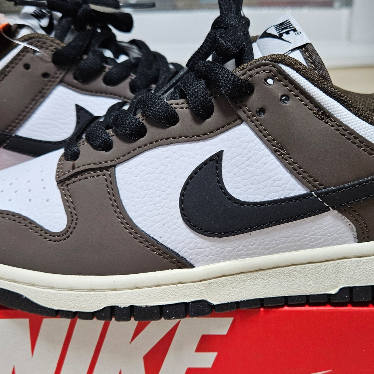 Nike Dunk Low Retro Next Nature Baroque Brown White 착용 스타일 - 5