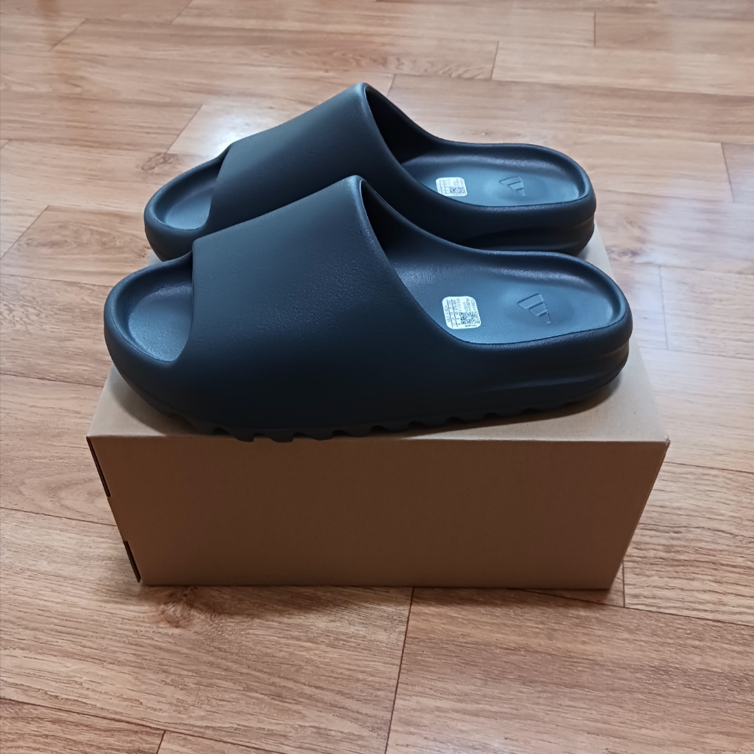 Adidas Yeezy Slide Dark Onyx 2024 착용 스타일 - 1