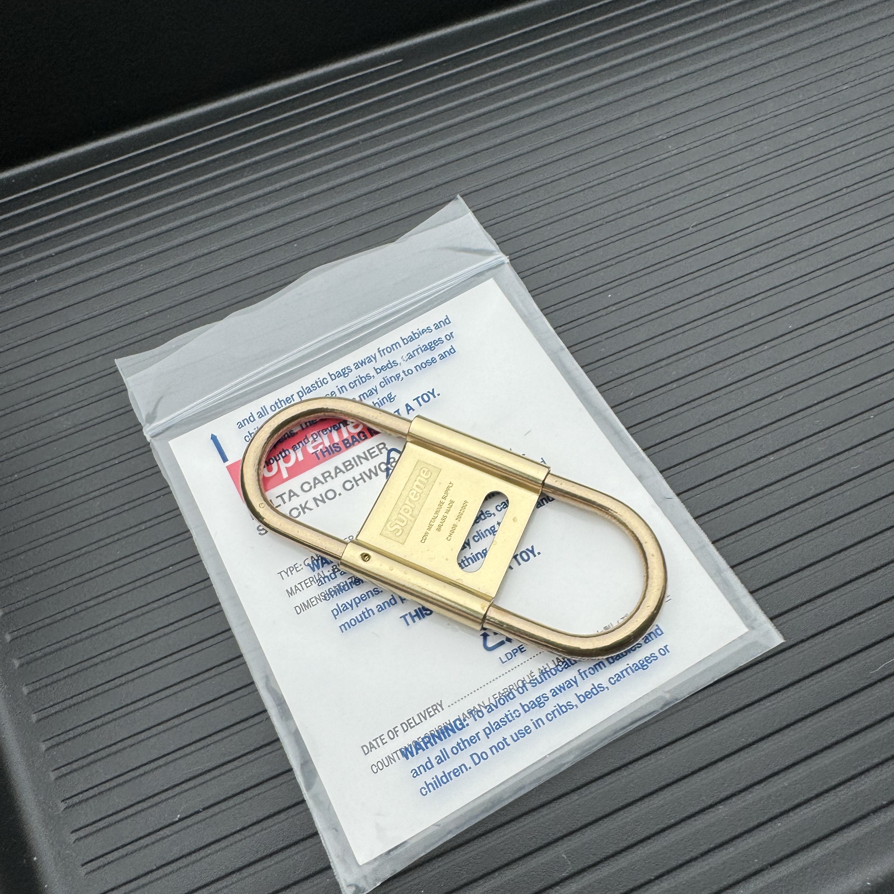 Supreme CDW Delta Carabiner Brass - 24SS 착용 스타일 - 2