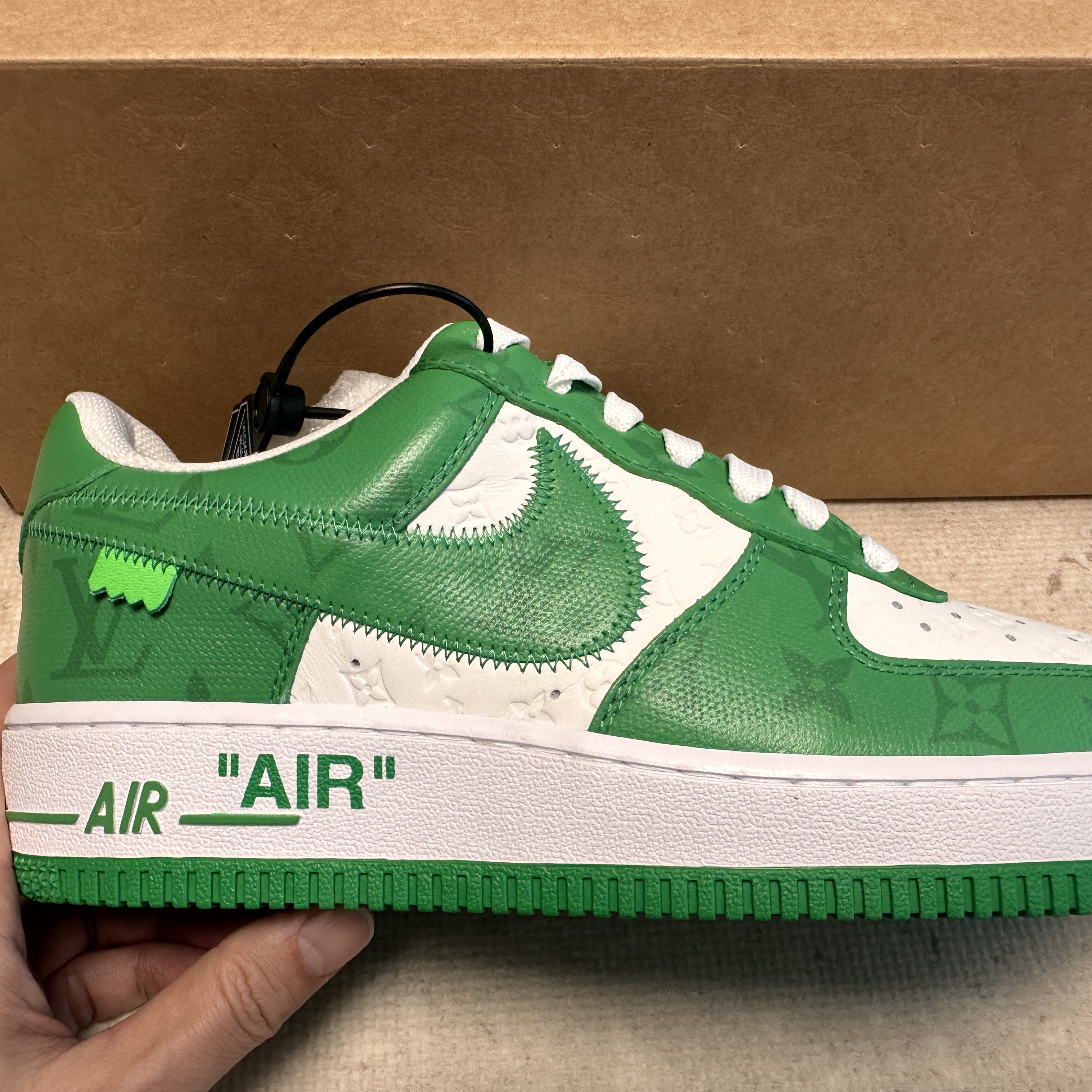 Louis Vuitton x Nike Air Force 1 Low by Virgil Abloh White Gym Green 착용 스타일 - 2