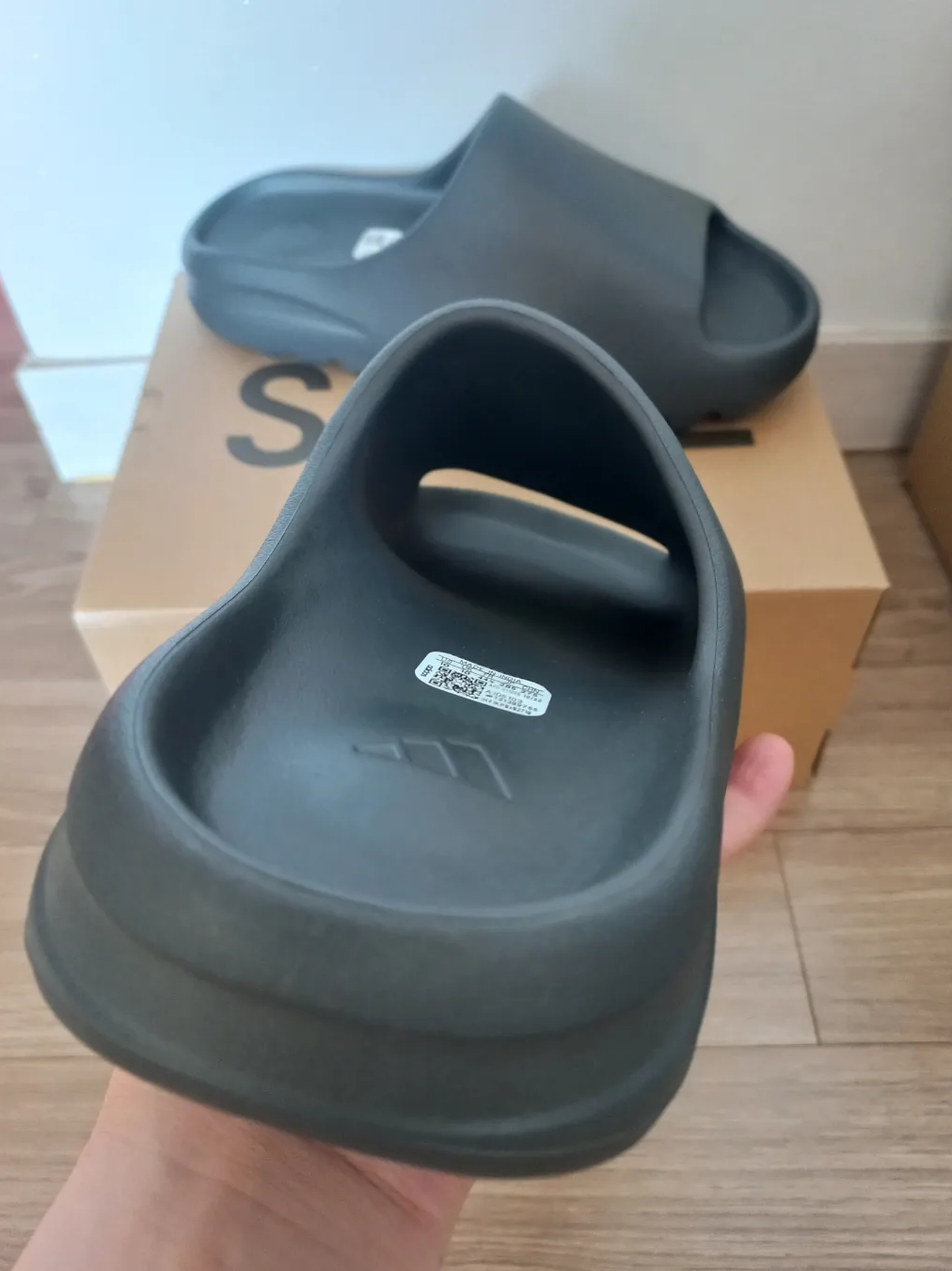 Adidas Yeezy Slide Onyx 착용 스타일 - 2