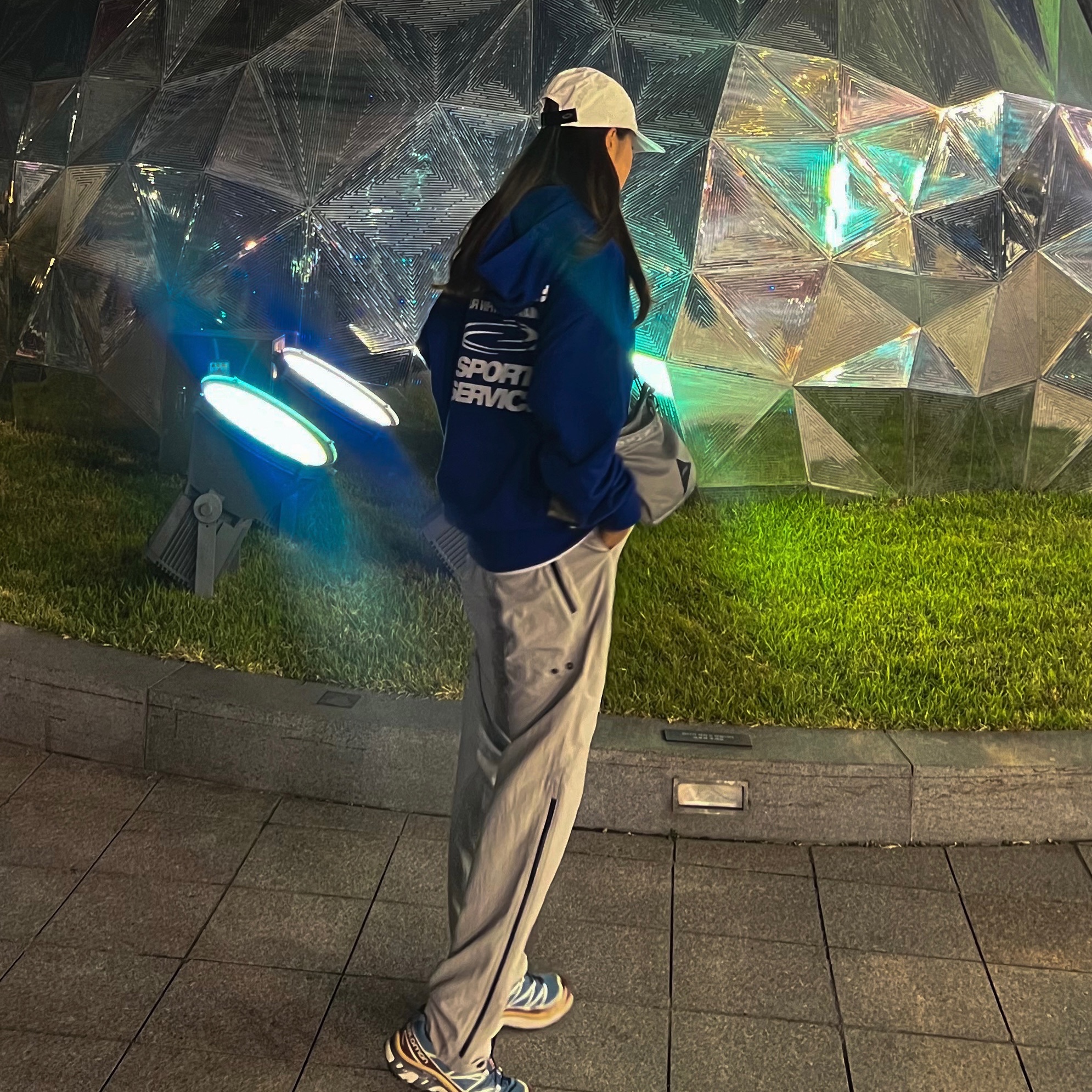 Salomon XT-6 Aegean Blue Tortoise Shell, Opening Project Identity Hoodie Cobalt Blue 착용 스타일 - 4