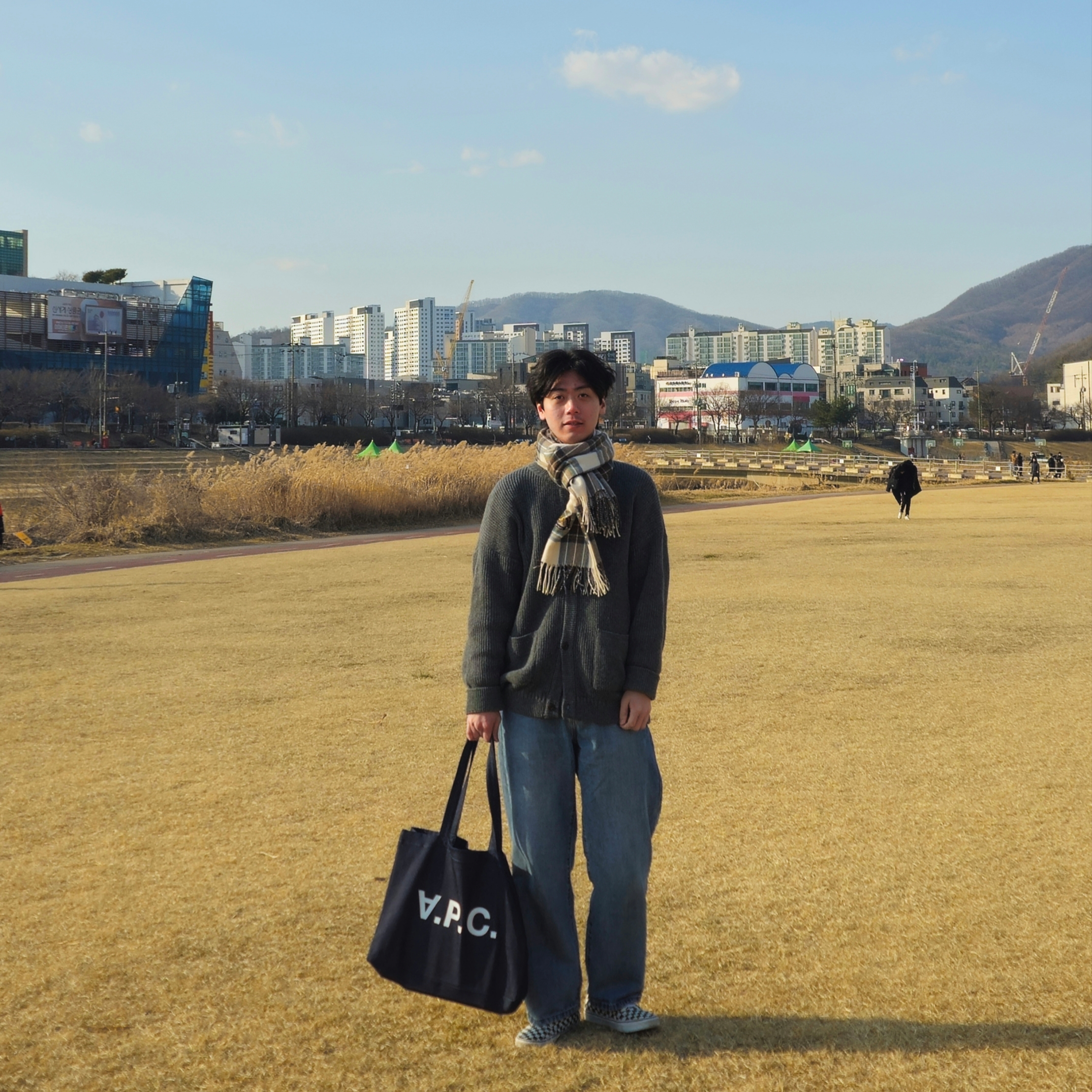 A.P.C. Daniela Shopping Bag Indigo, Vans Authentic 44 DX Anaheim Factory Black 착용 스타일 - 1