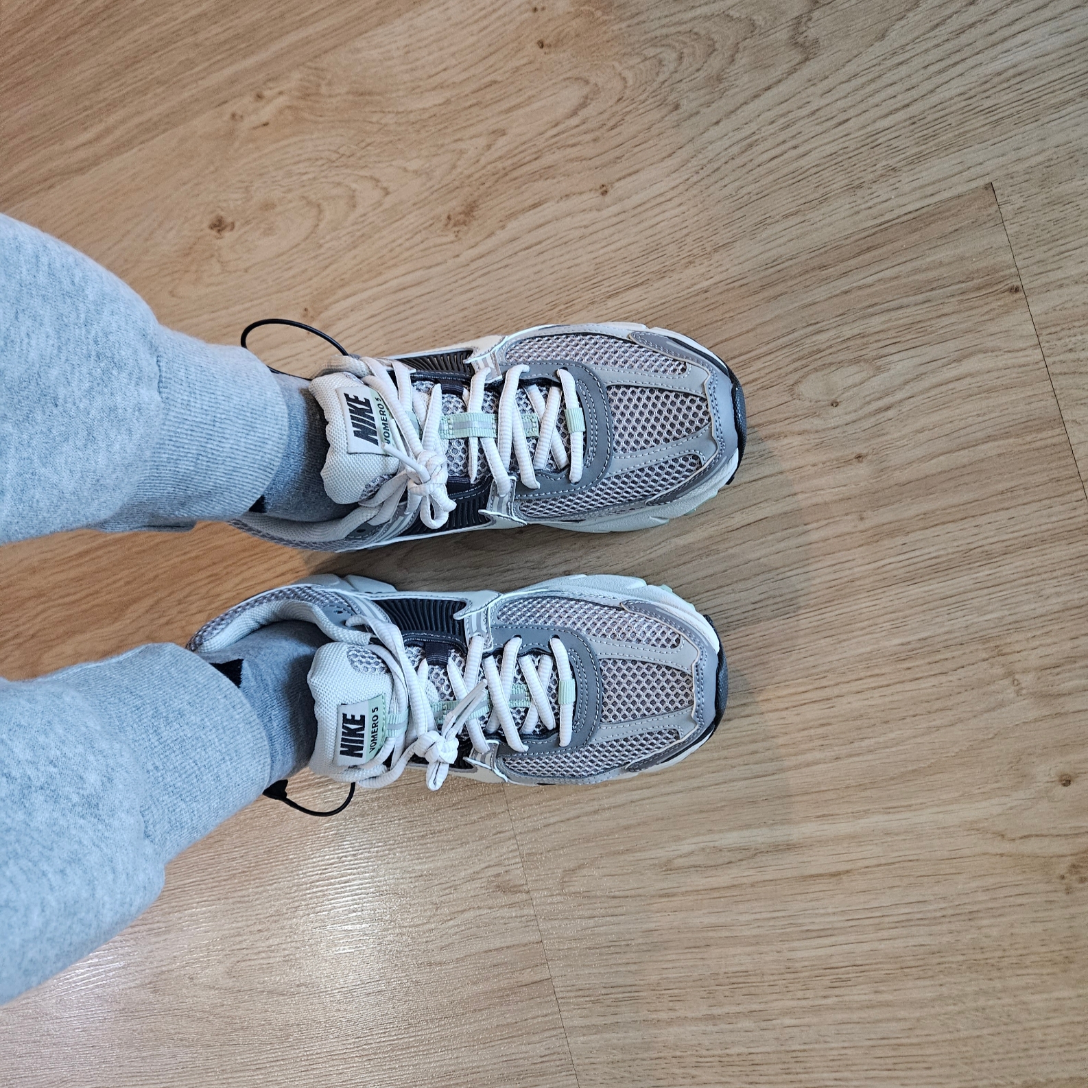 (W) Nike Zoom Vomero 5 Cobblestone and Flat Pewter 착용 스타일
