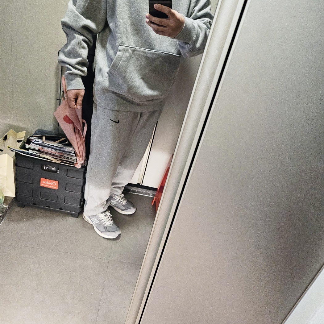 Nike x Drake Nocta Fleece Hoodie Dark Grey Heather (FN7659-063) 착용 스타일 - 2
