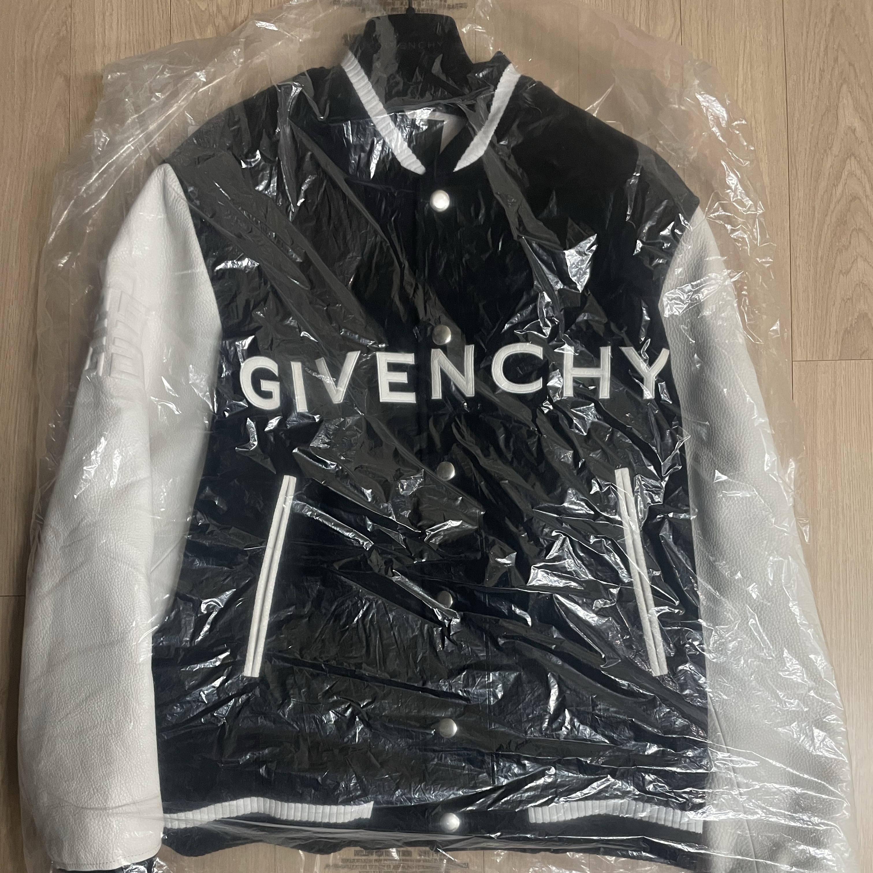Givenchy College Bomber Jacket Black White 착용 스타일