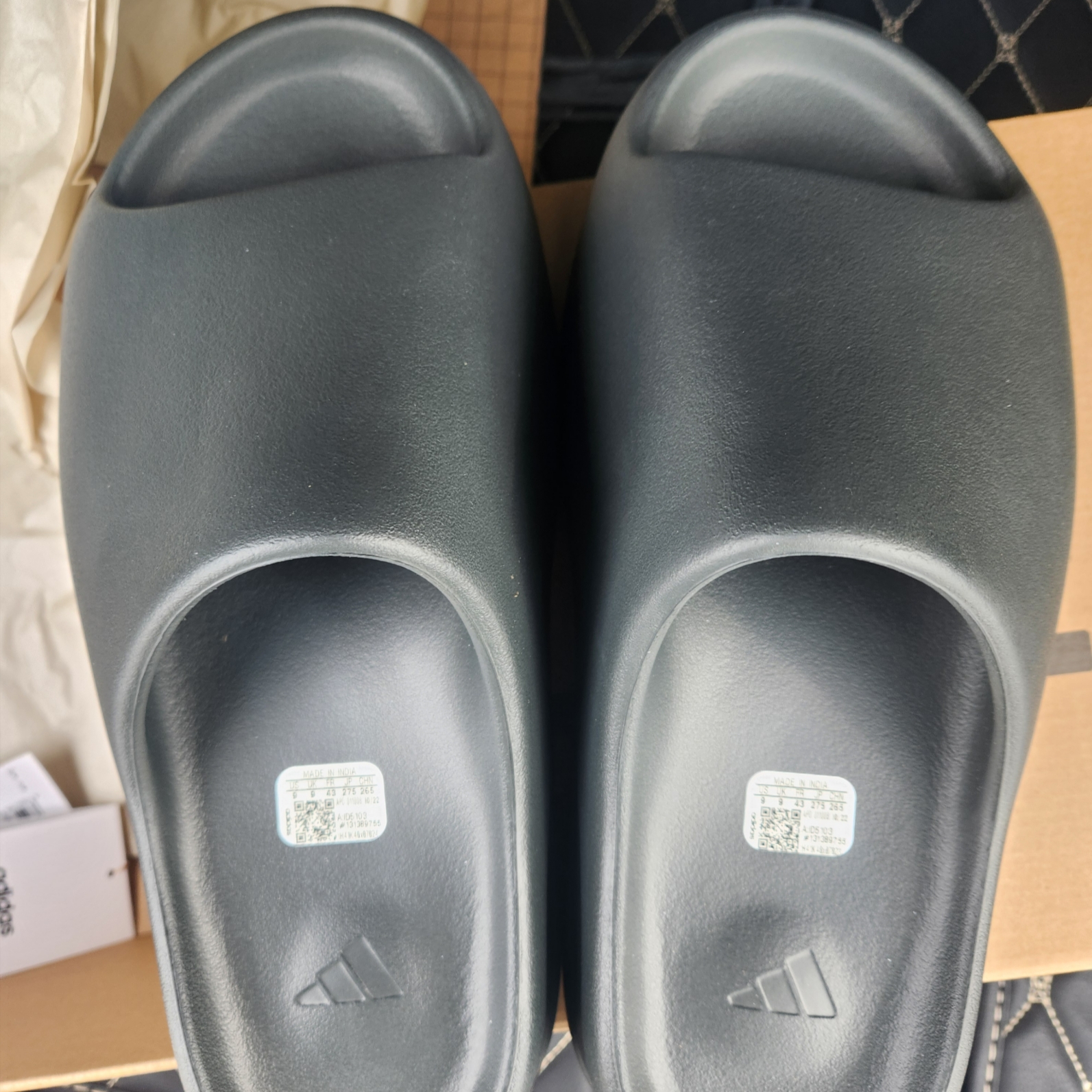 Adidas Yeezy Slide Dark Onyx 2024 착용 스타일