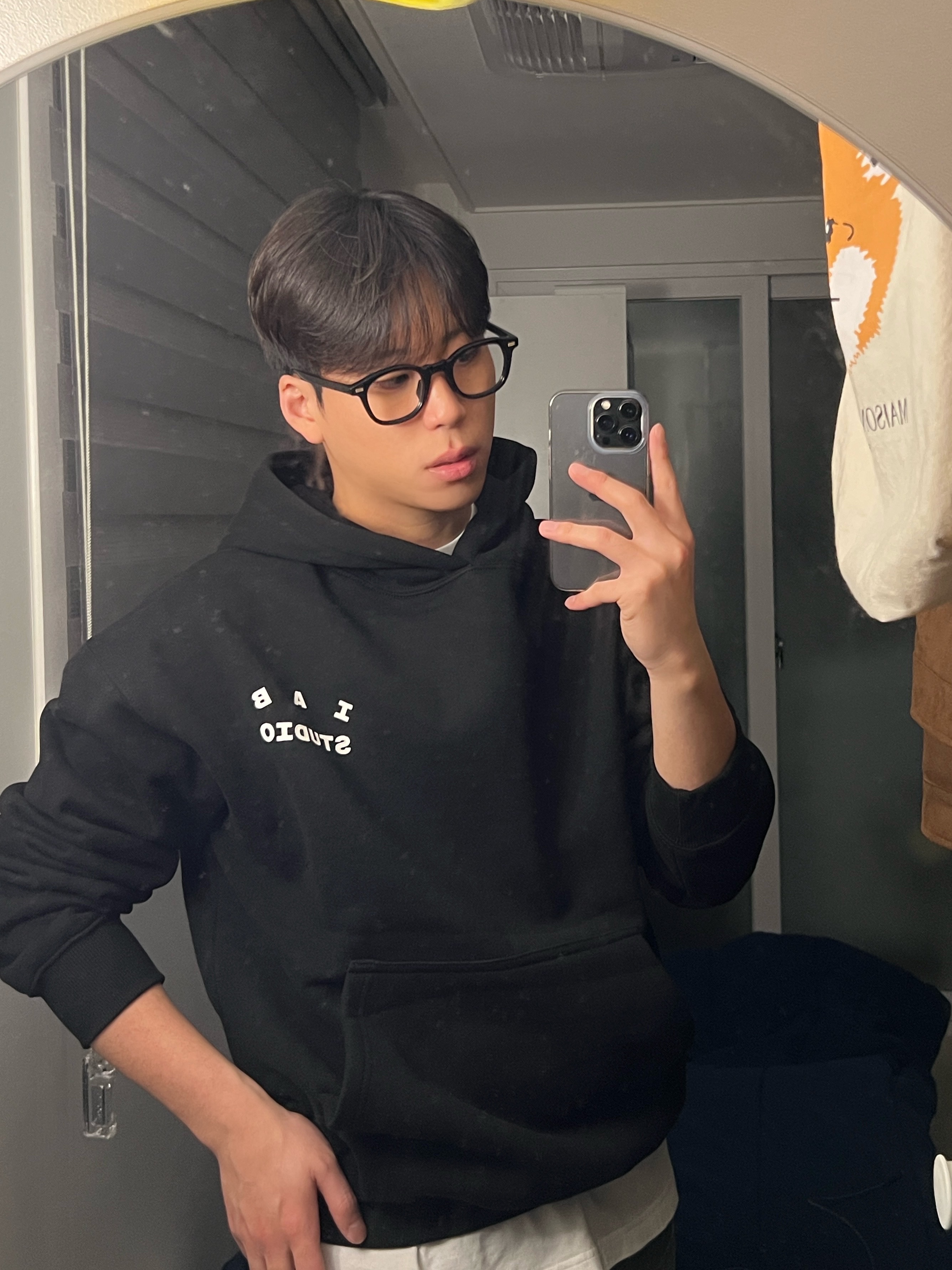 IAB Studio Hoodie Black, IAB Studio Hoodie Black White 착용 스타일 - 1