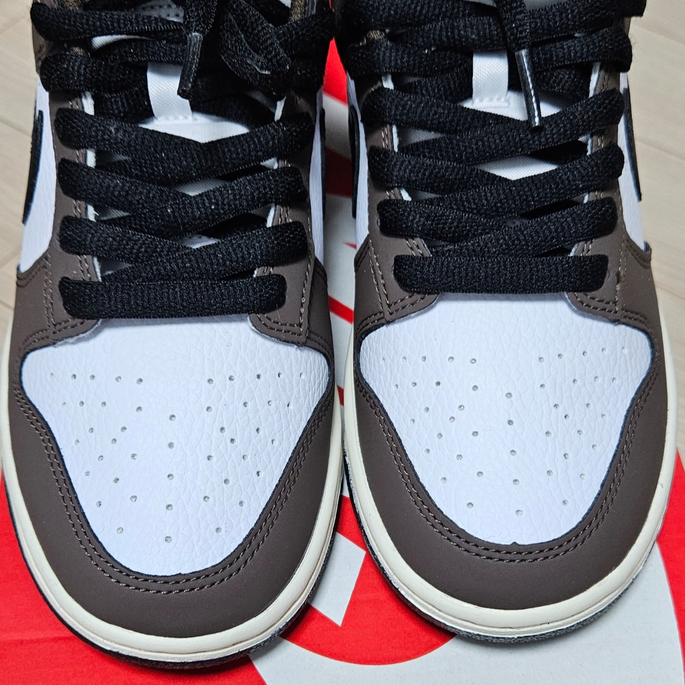 Nike Dunk Low Retro Next Nature Baroque Brown White 착용 스타일 - 4