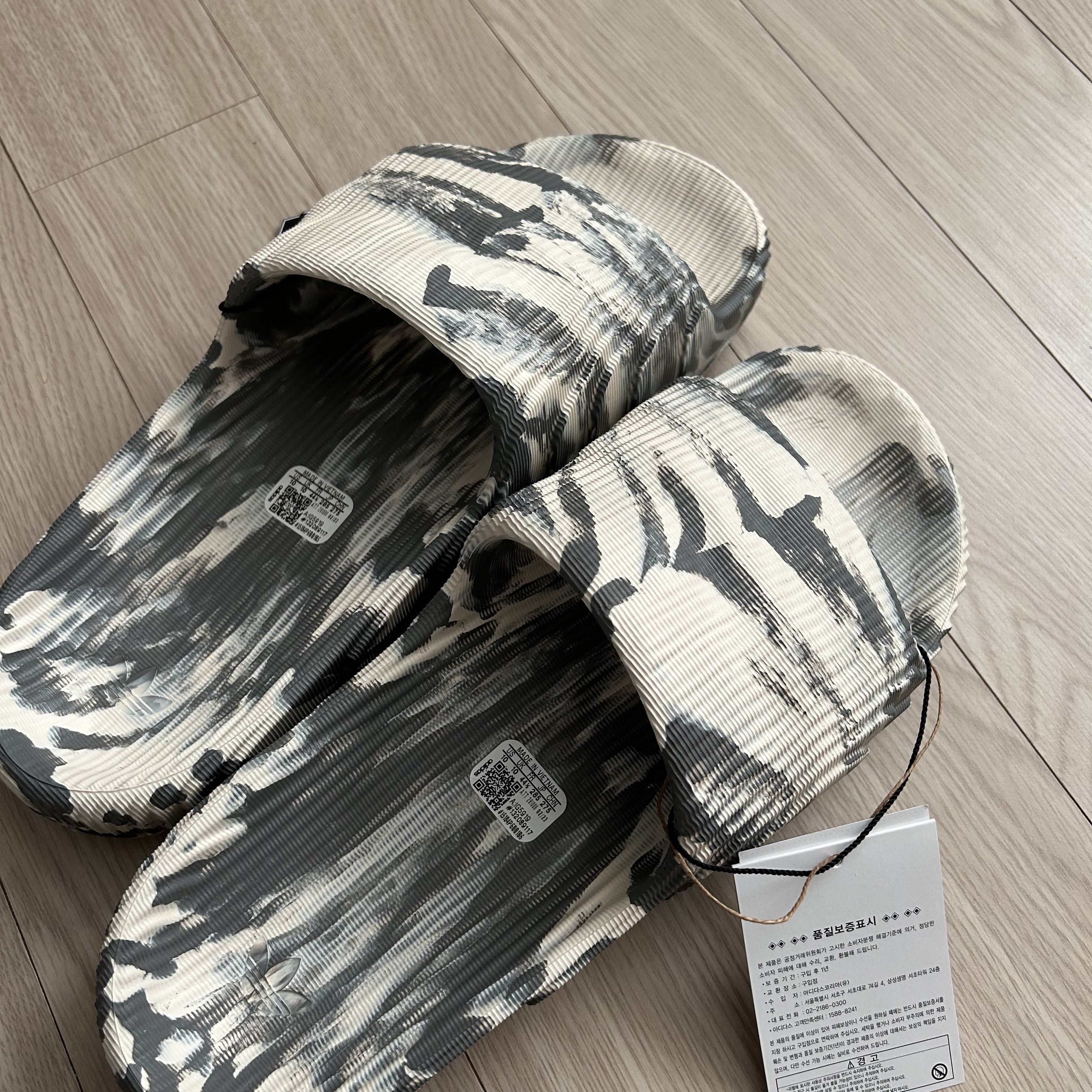 Adidas Adilette 22 Wonder White Grey 착용 스타일 - 1