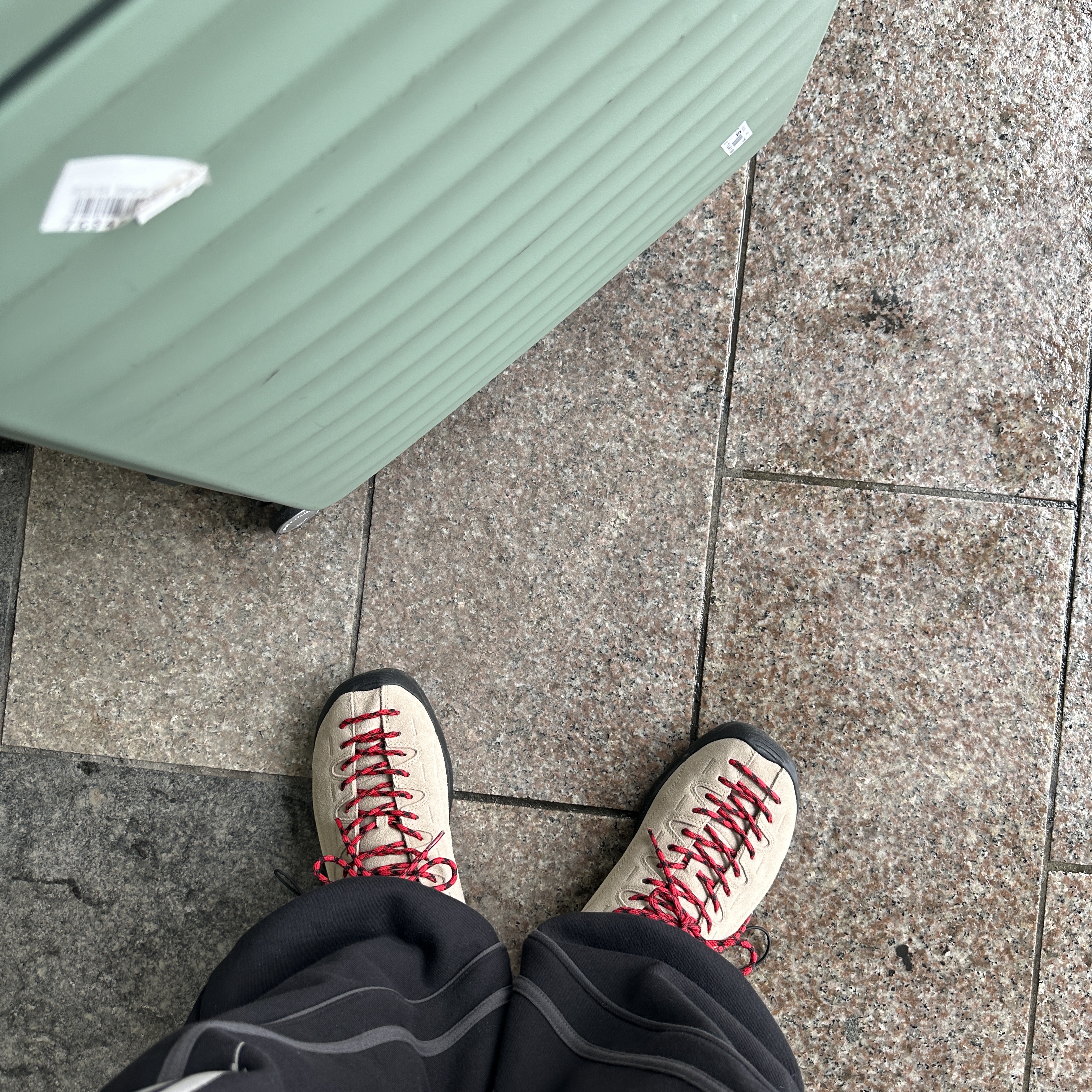 Keen Jasper Suede Sneakers Silver Mink 착용 스타일 - 2