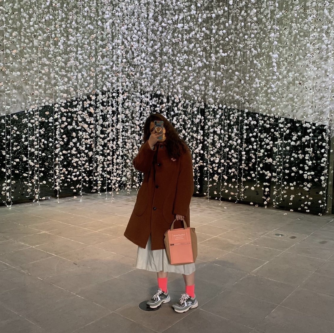 Acne Studios Papery Nylon Tote Bag Olive Green, (W) Chanel Sneakers Fabric Suede Calfskin & Grey White 착용 스타일