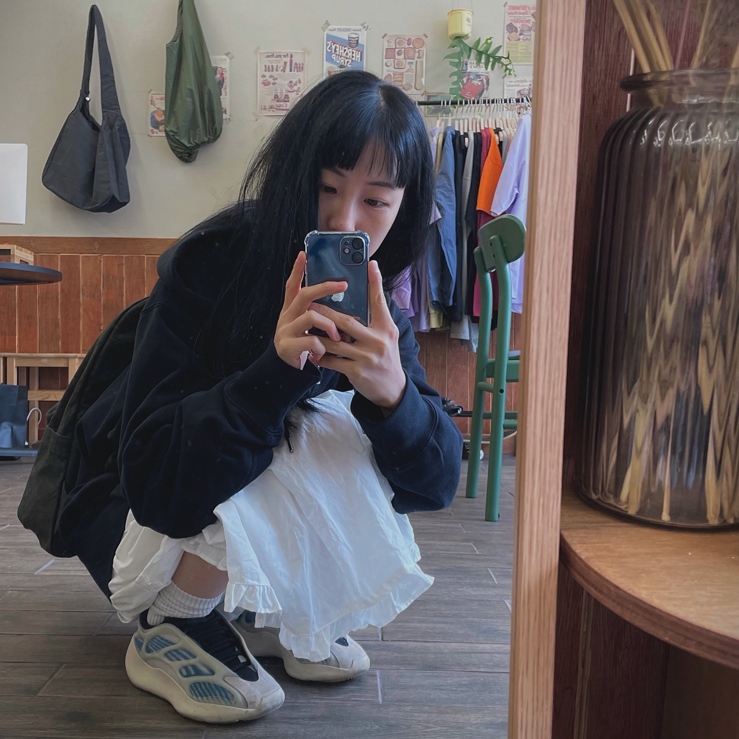 Adidas Yeezy 700 V3 Kyanite 착용 스타일