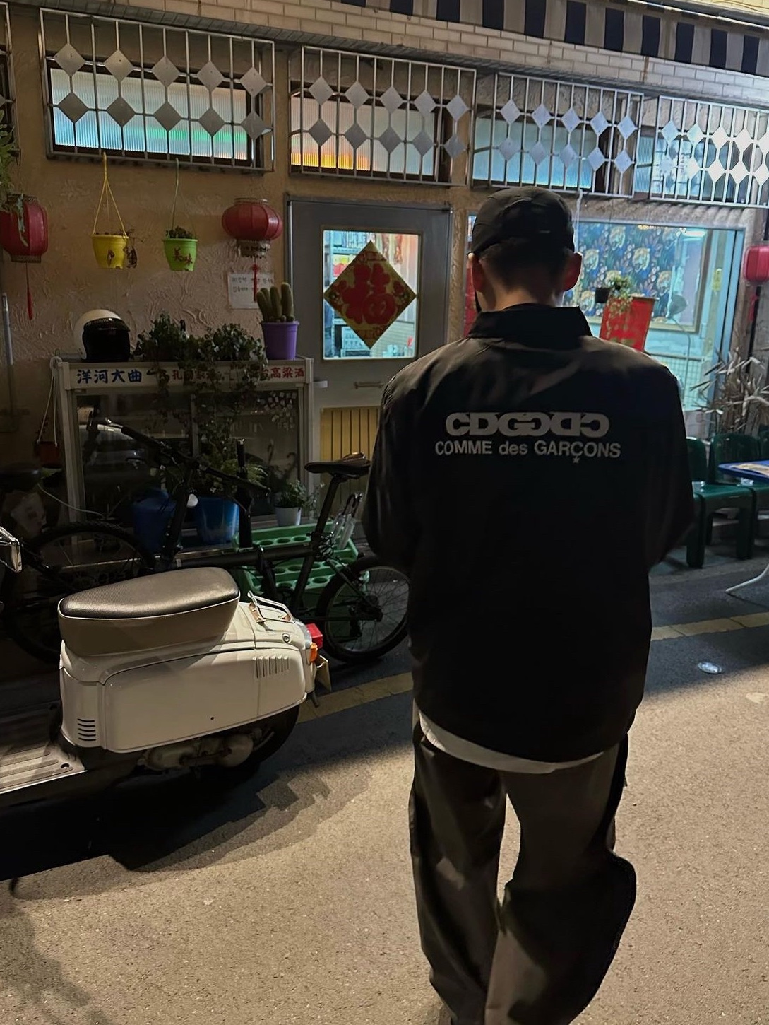 CDG Coach Jacket5 Black, Art of Field Curve Wide Pants Taupe 착용 스타일 - 1