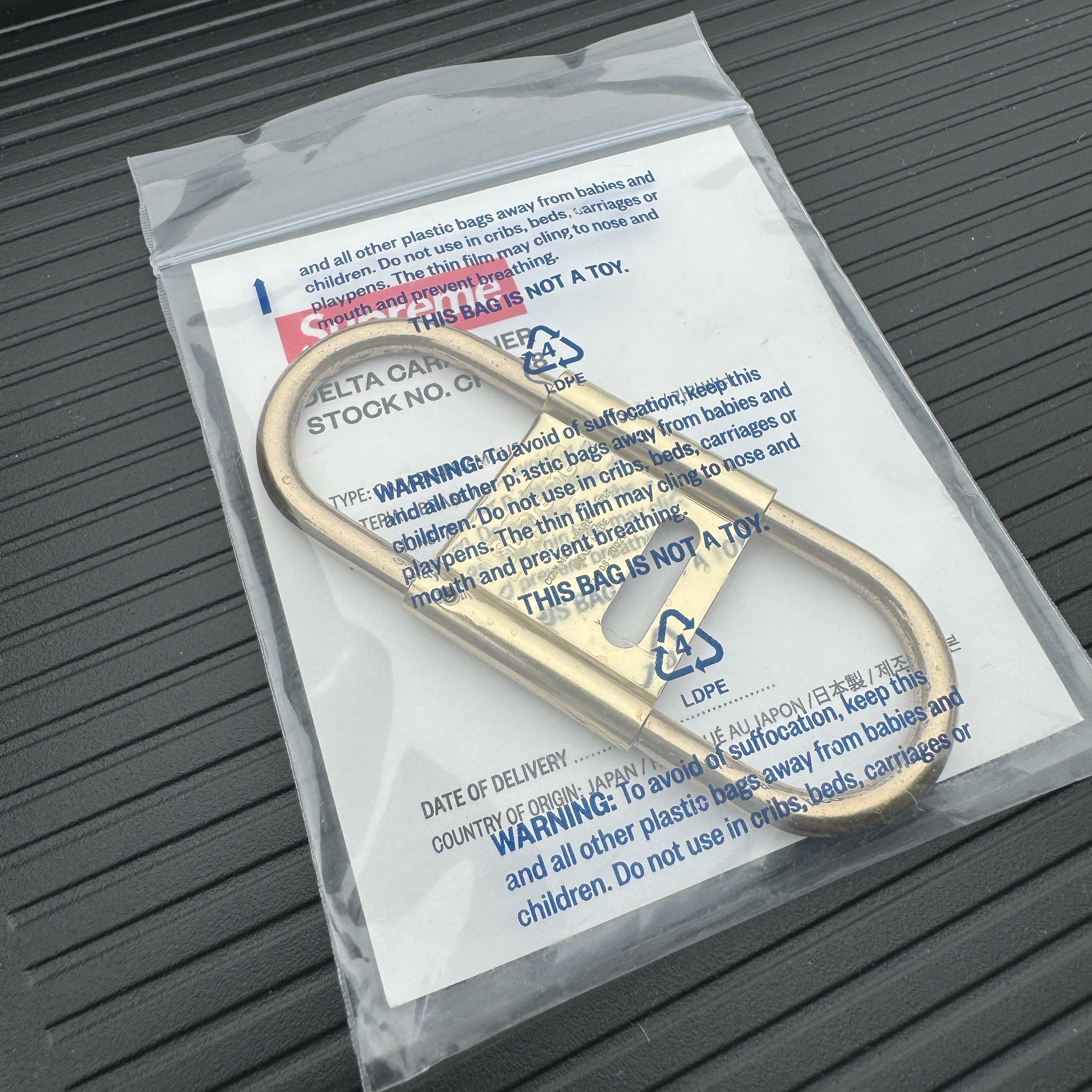 Supreme CDW Delta Carabiner Brass - 24SS 착용 스타일 - 1