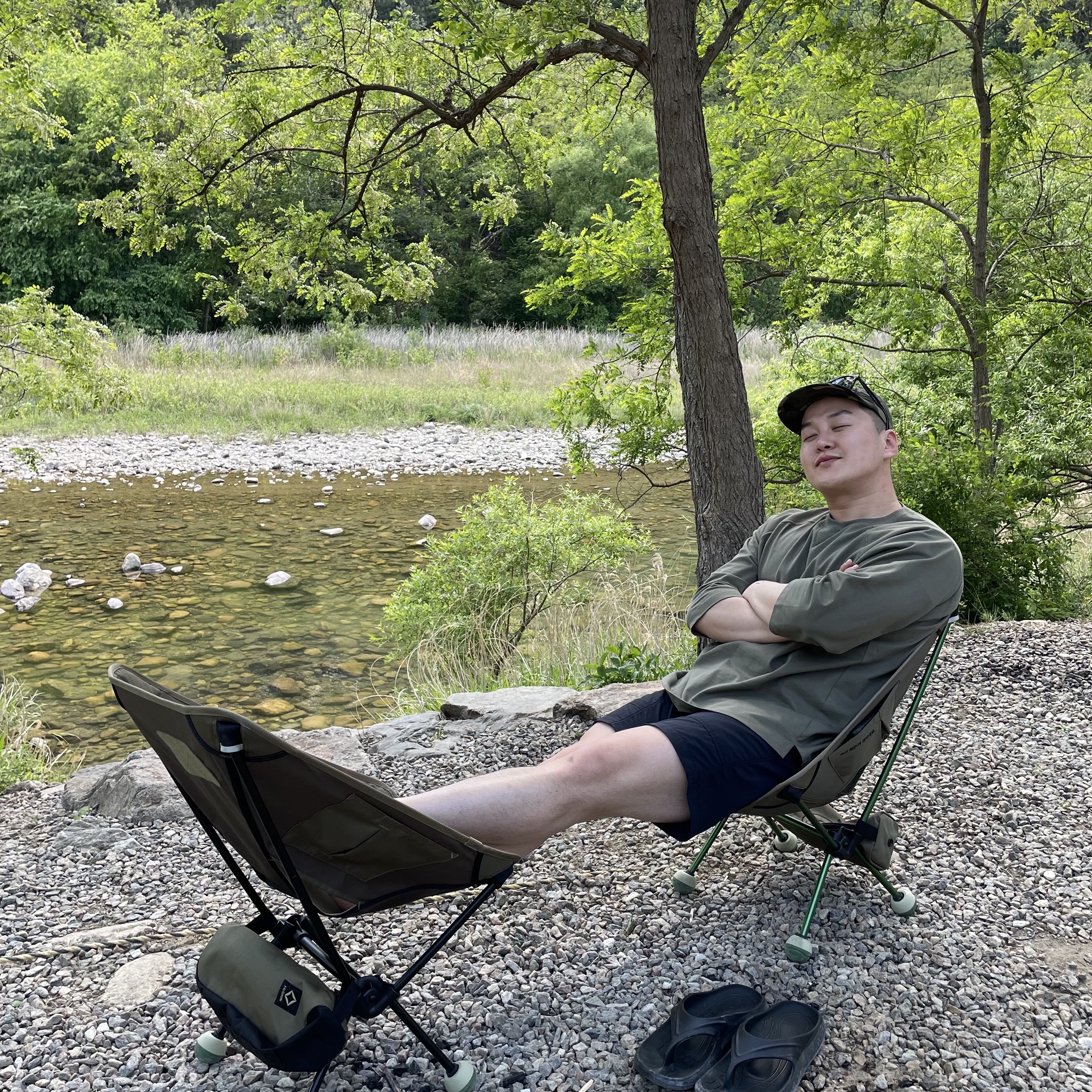 Helinox Tactical Chair One Military Olive 착용 스타일