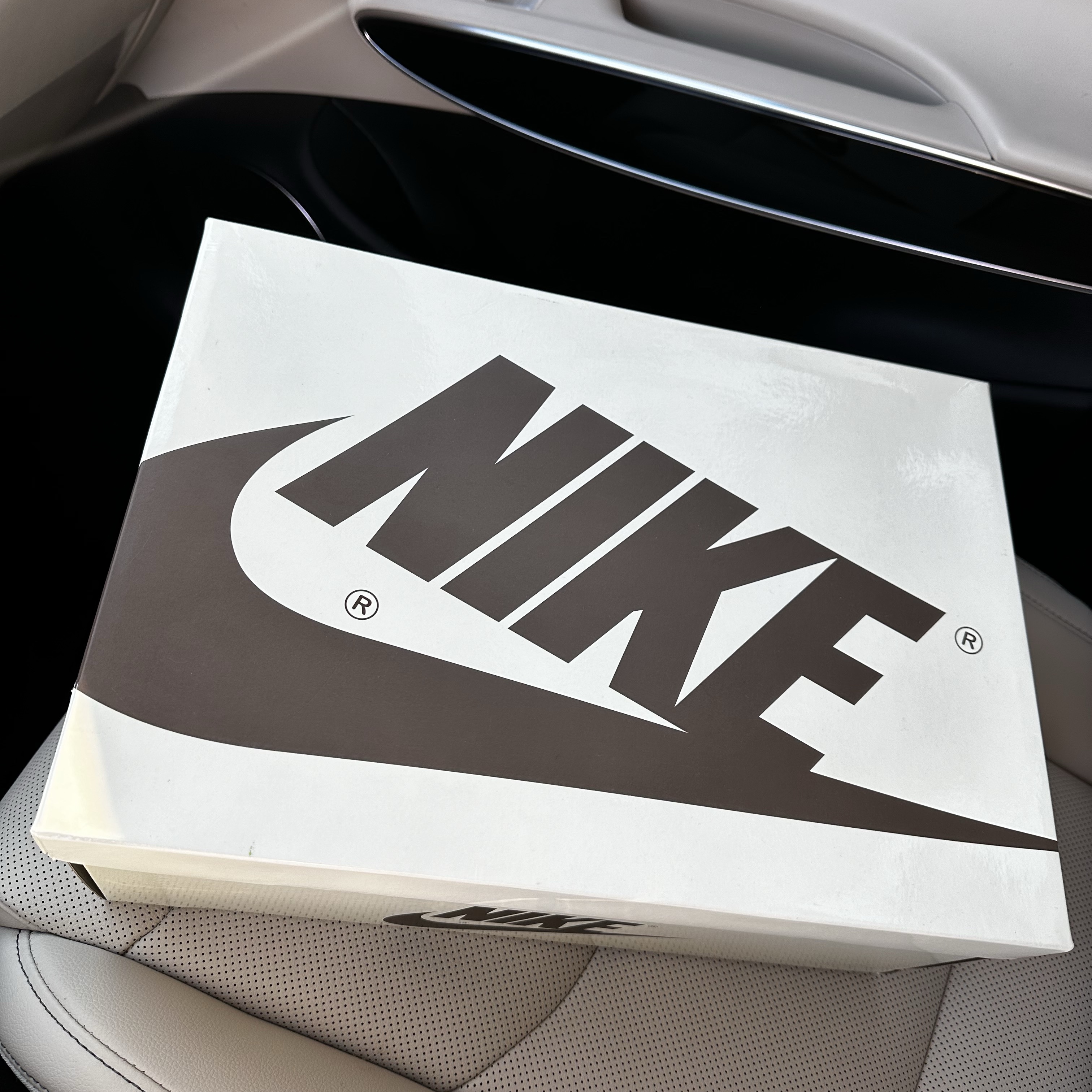 Jordan 1 x Travis Scott Retro Low OG SP Sail and Ridgerock 착용 스타일 - 2