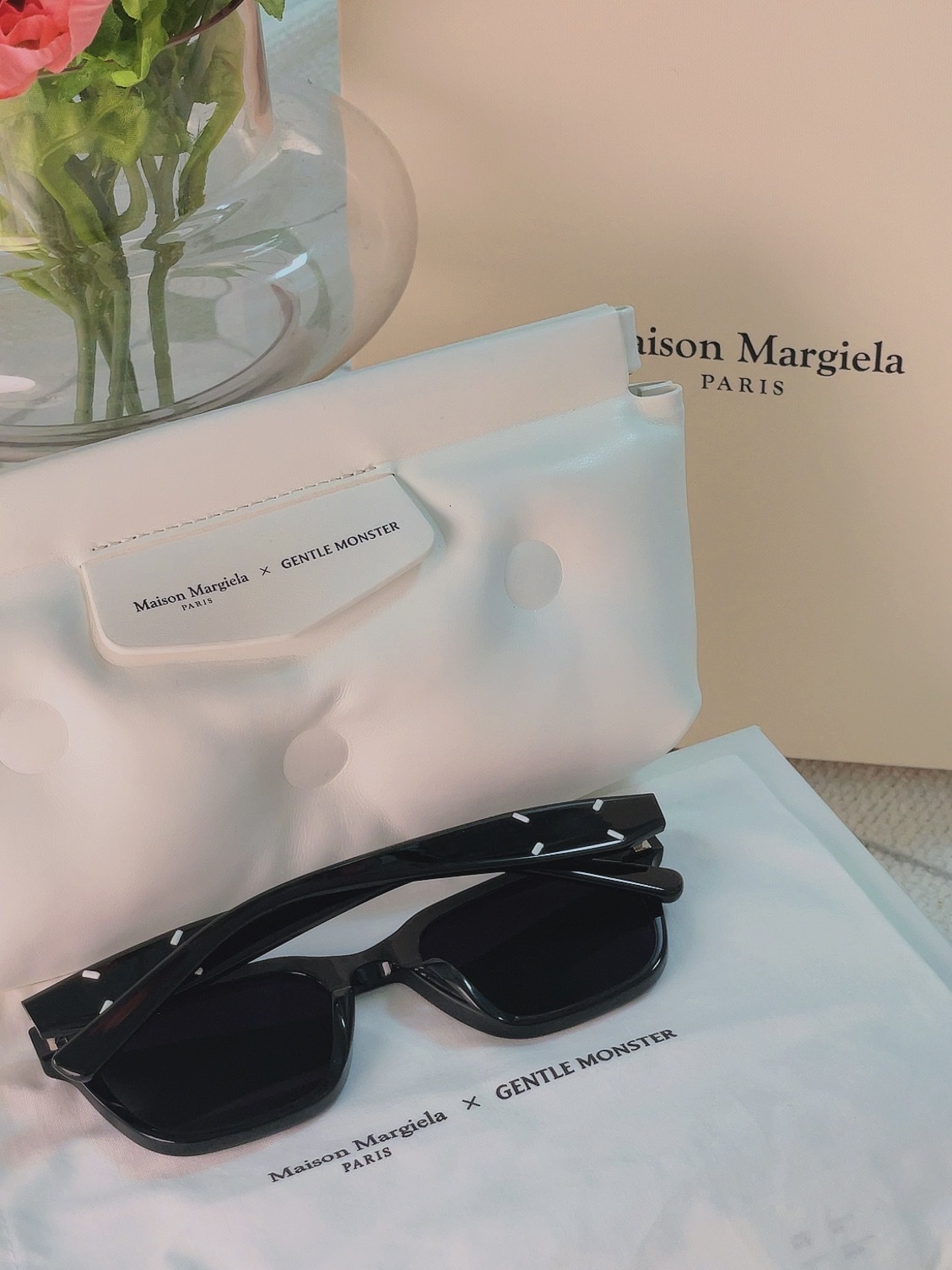 Gentle Monster x Maison Margiela MM110 Black Black 착용 스타일 - 2