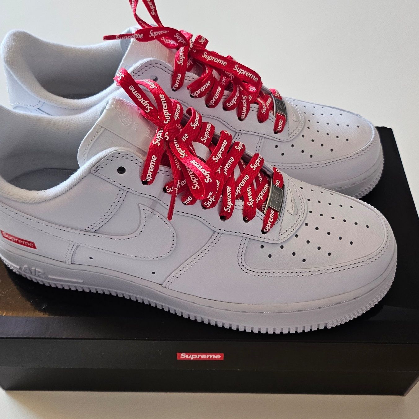 Nike x Supreme Air Force 1 Low White 착용 스타일