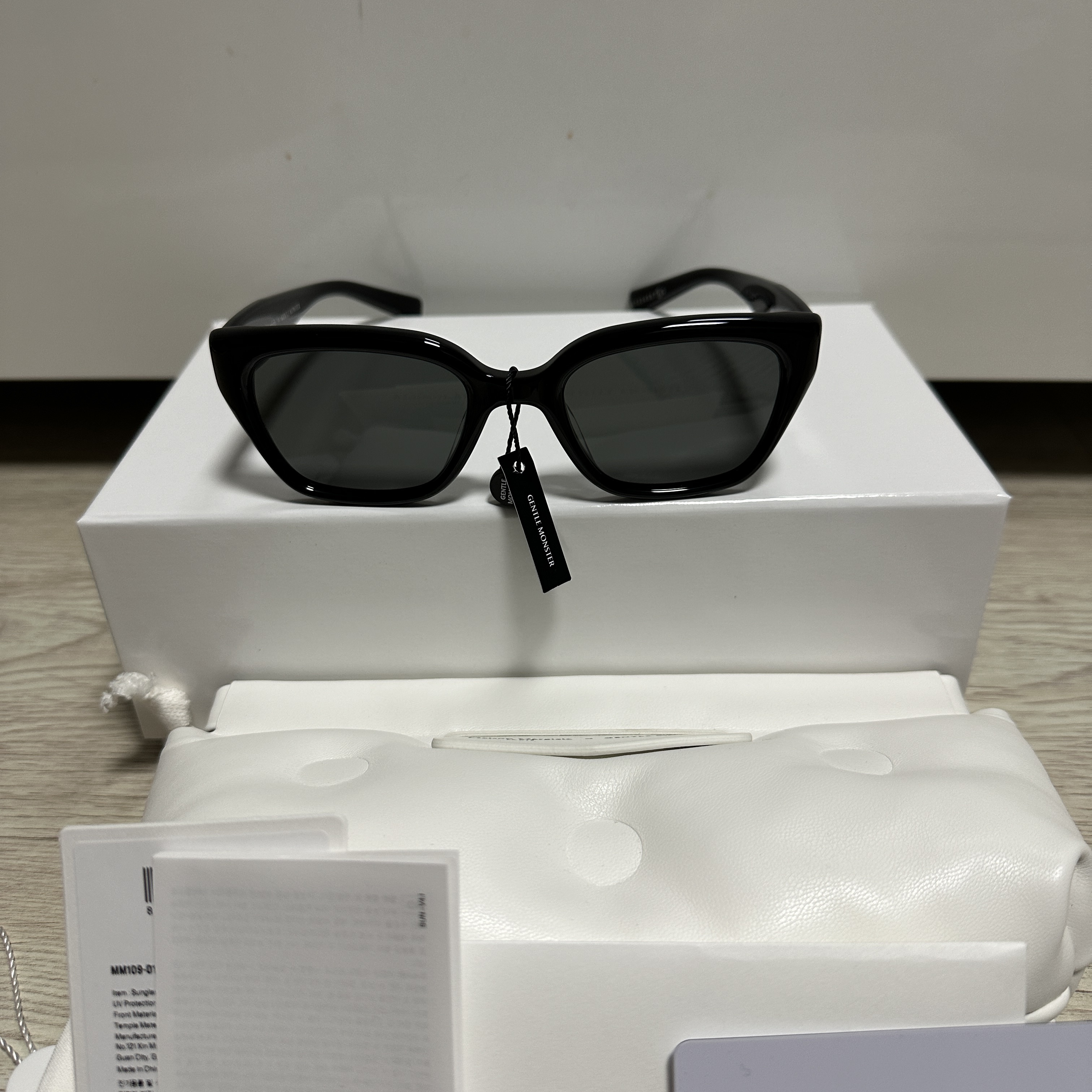 Gentle Monster x Maison Margiela MM109 Black Black 착용 스타일 - 1