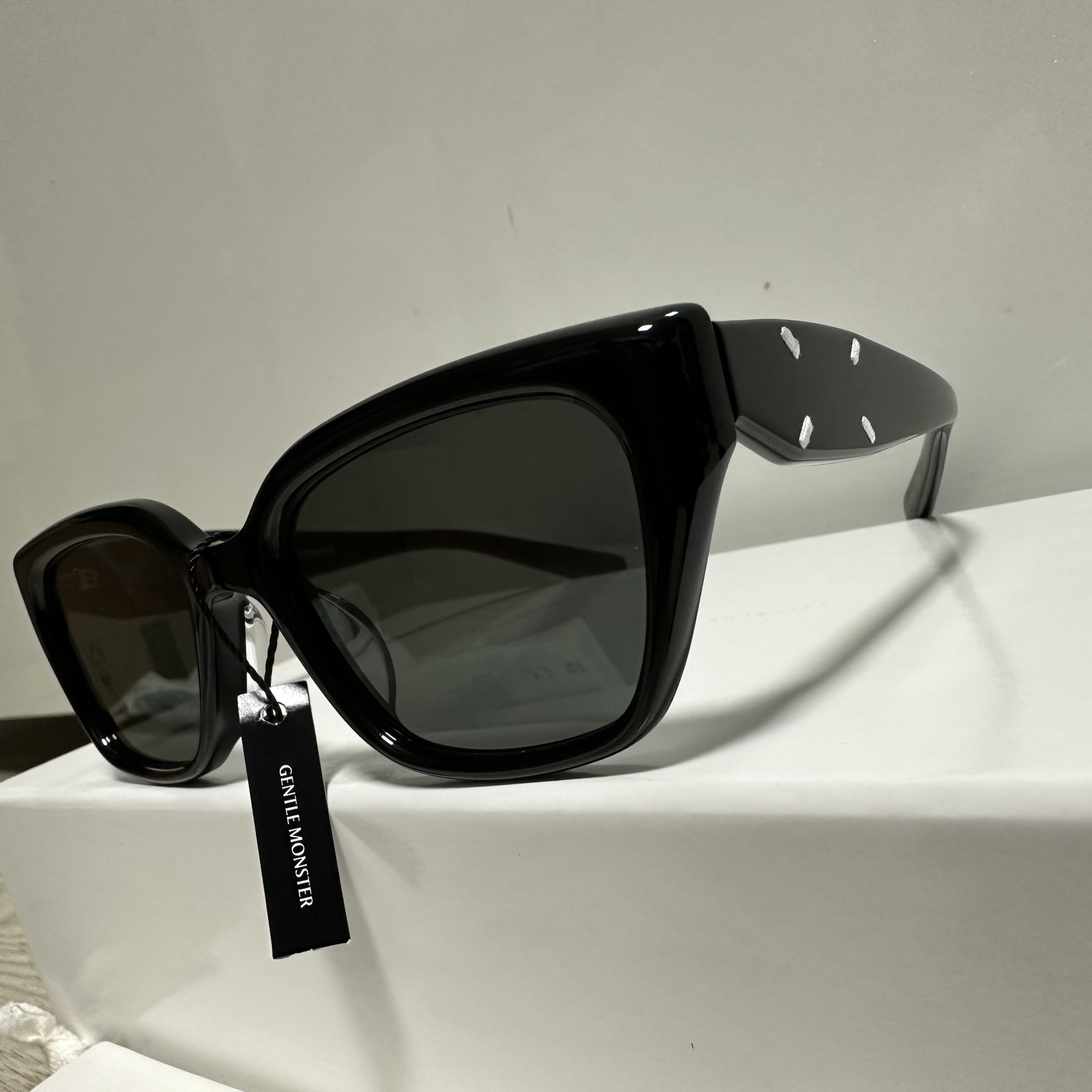 Gentle Monster x Maison Margiela MM109 Black Black 착용 스타일 - 2