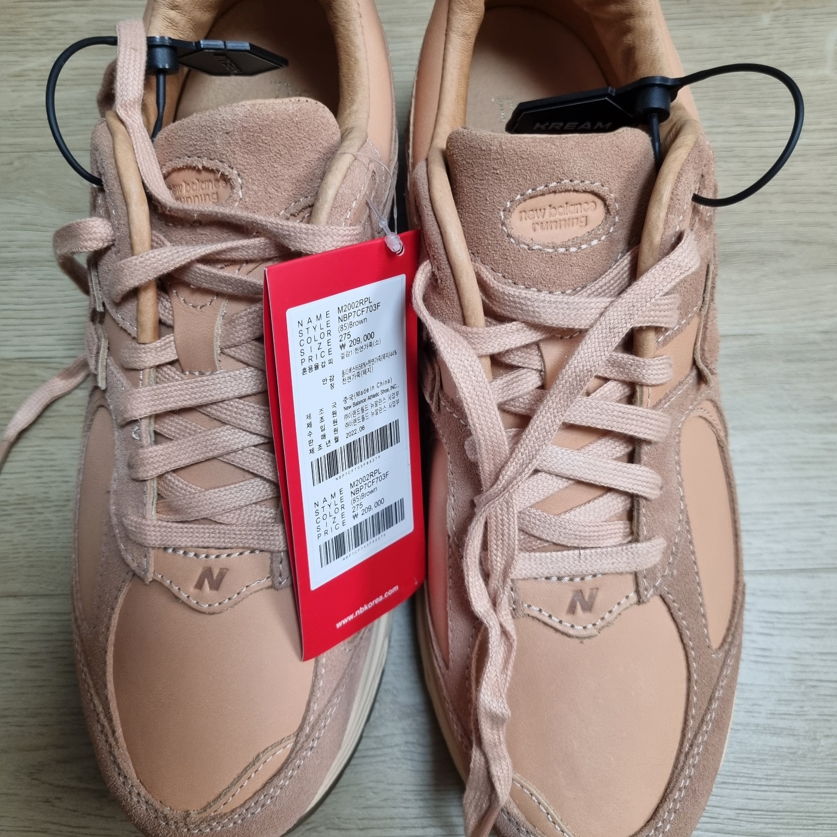 New Balance 2002R Premium Leather Pack Toast 착용 스타일 - 2