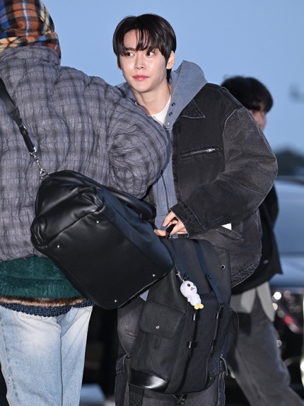 Louis Vuitton Christopher MM Monogram Black 착용 스타일