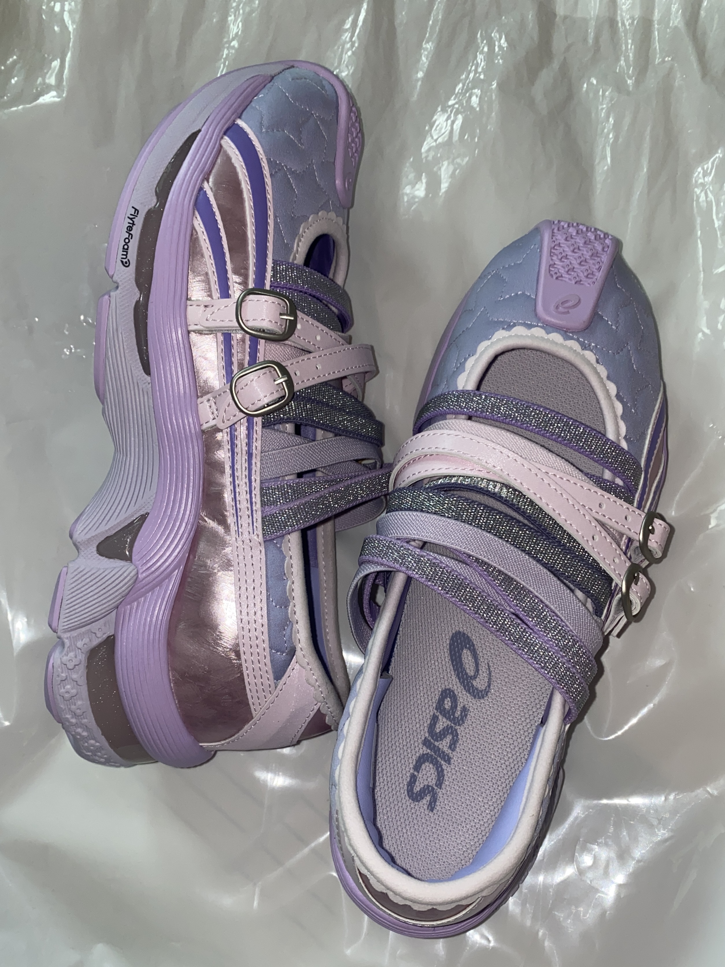 (W) Asics x Kiko Kostadinov x Heaven by Marc Jacobs Gel-Lokros Vapor Cosmos 착용 스타일 - 2