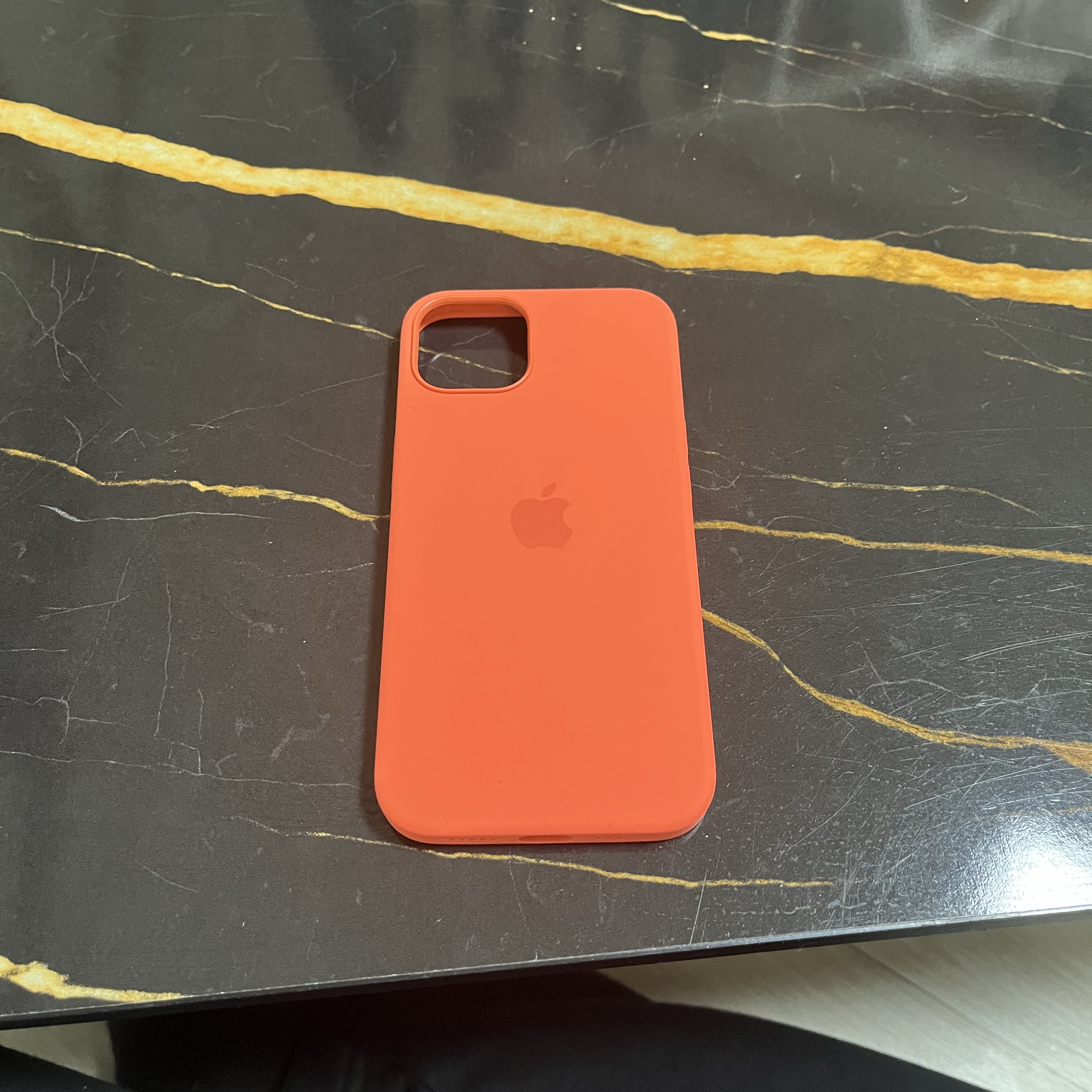 Apple iPhone 13 Silicone Case with MagSafe Nectarine 착용 스타일