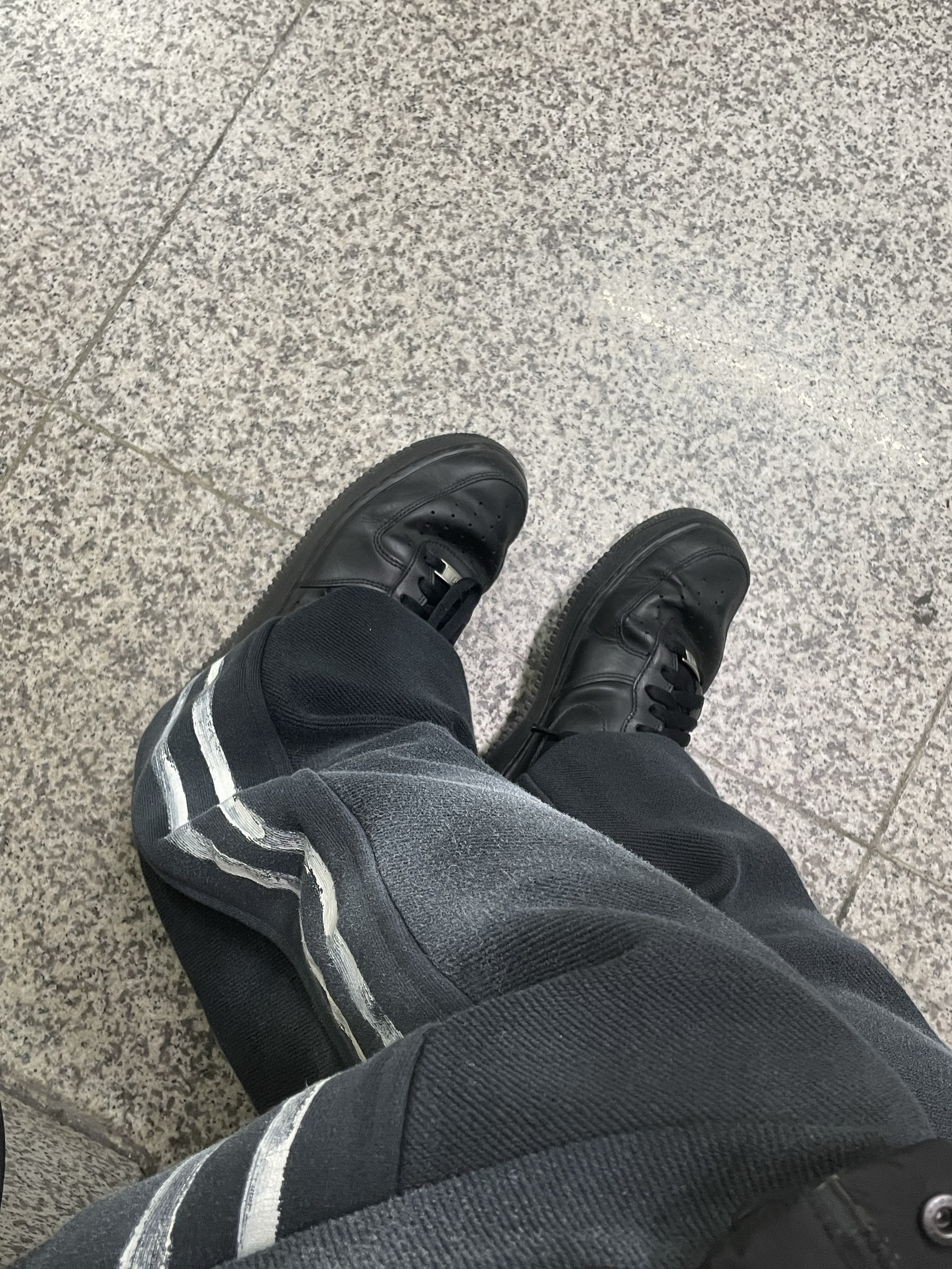 Nike Air Force 1 '07 Low Triple Black 착용 스타일 - 4
