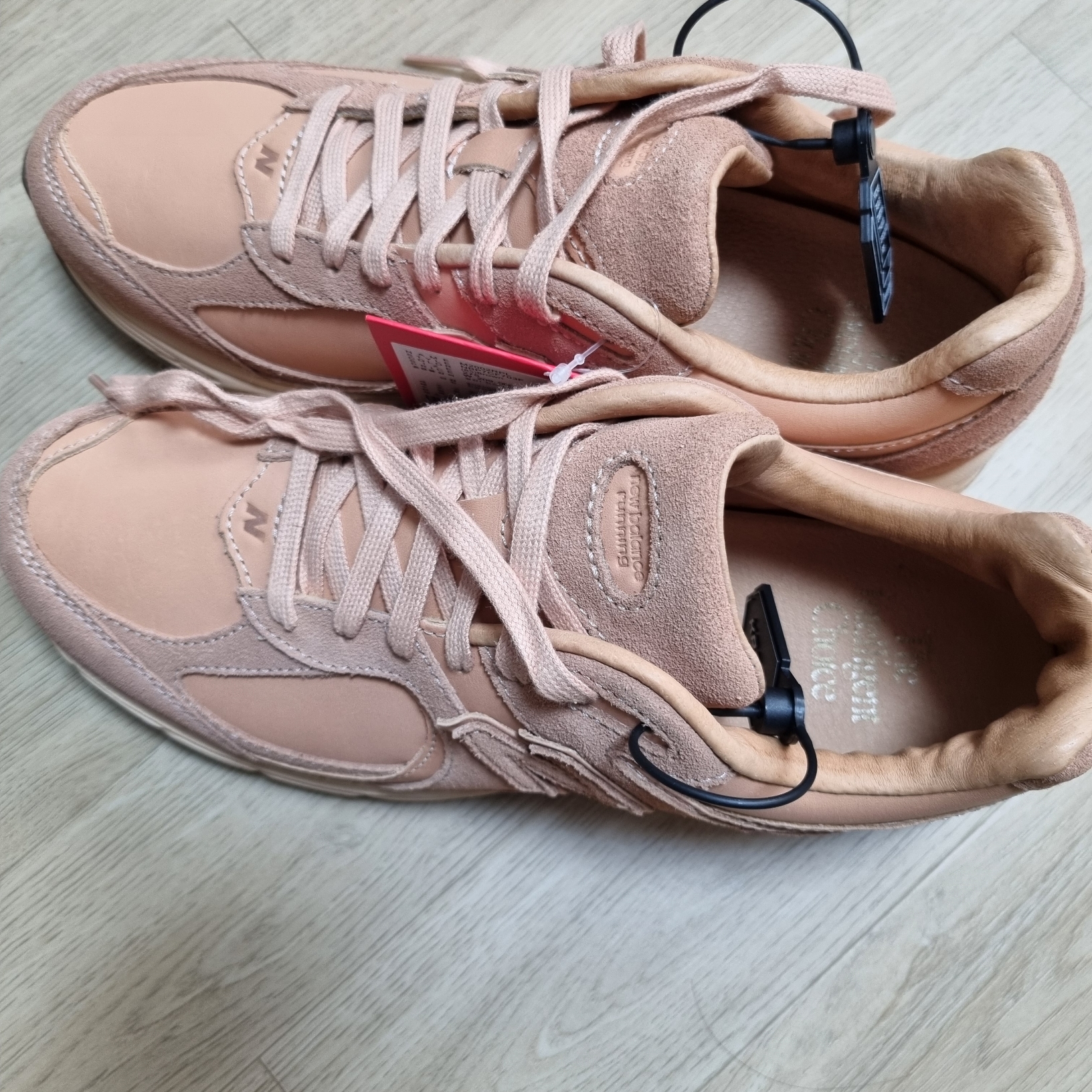 New Balance 2002R Premium Leather Pack Toast 착용 스타일 - 1