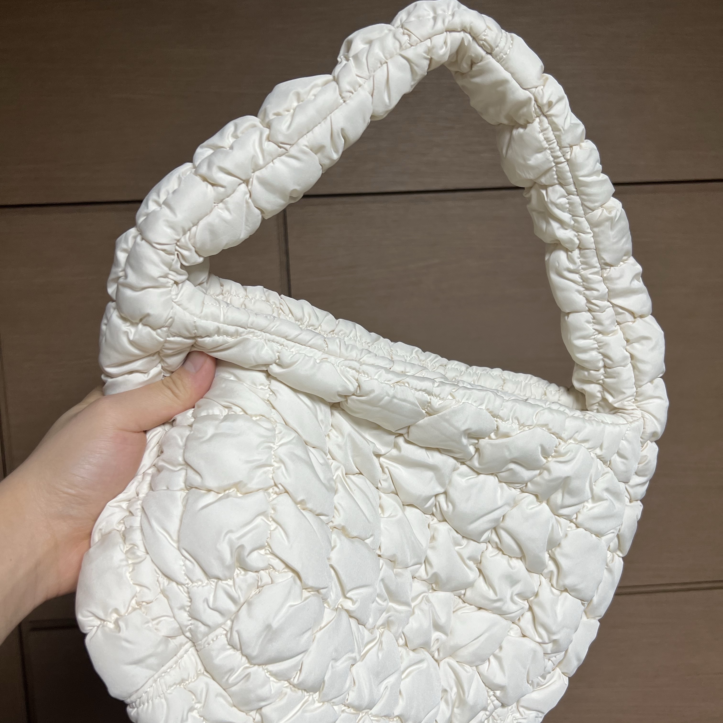 COS Quilted Mini Bag Cream 착용 스타일