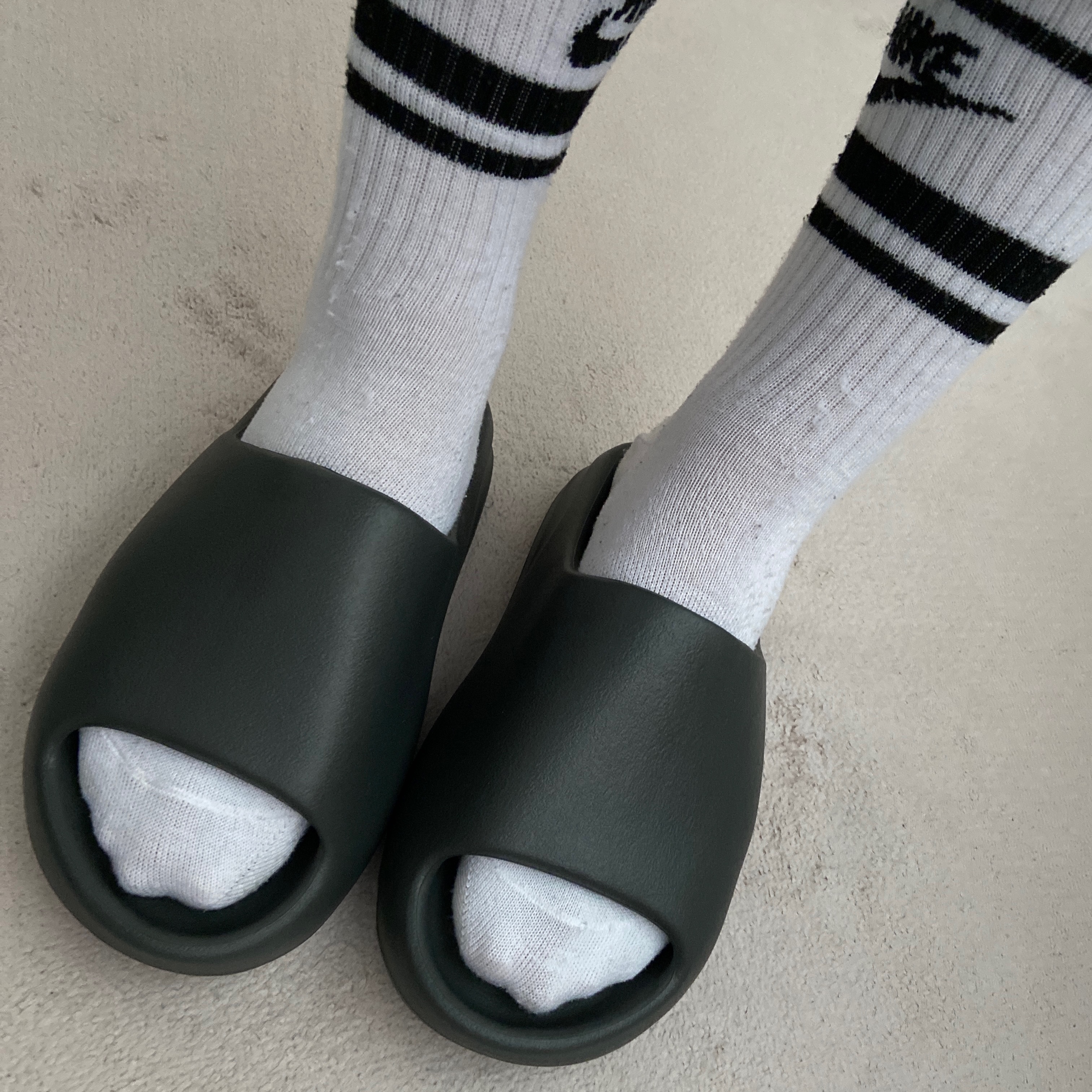 Adidas Yeezy Slide Dark Onyx 2024 착용 스타일 - 3