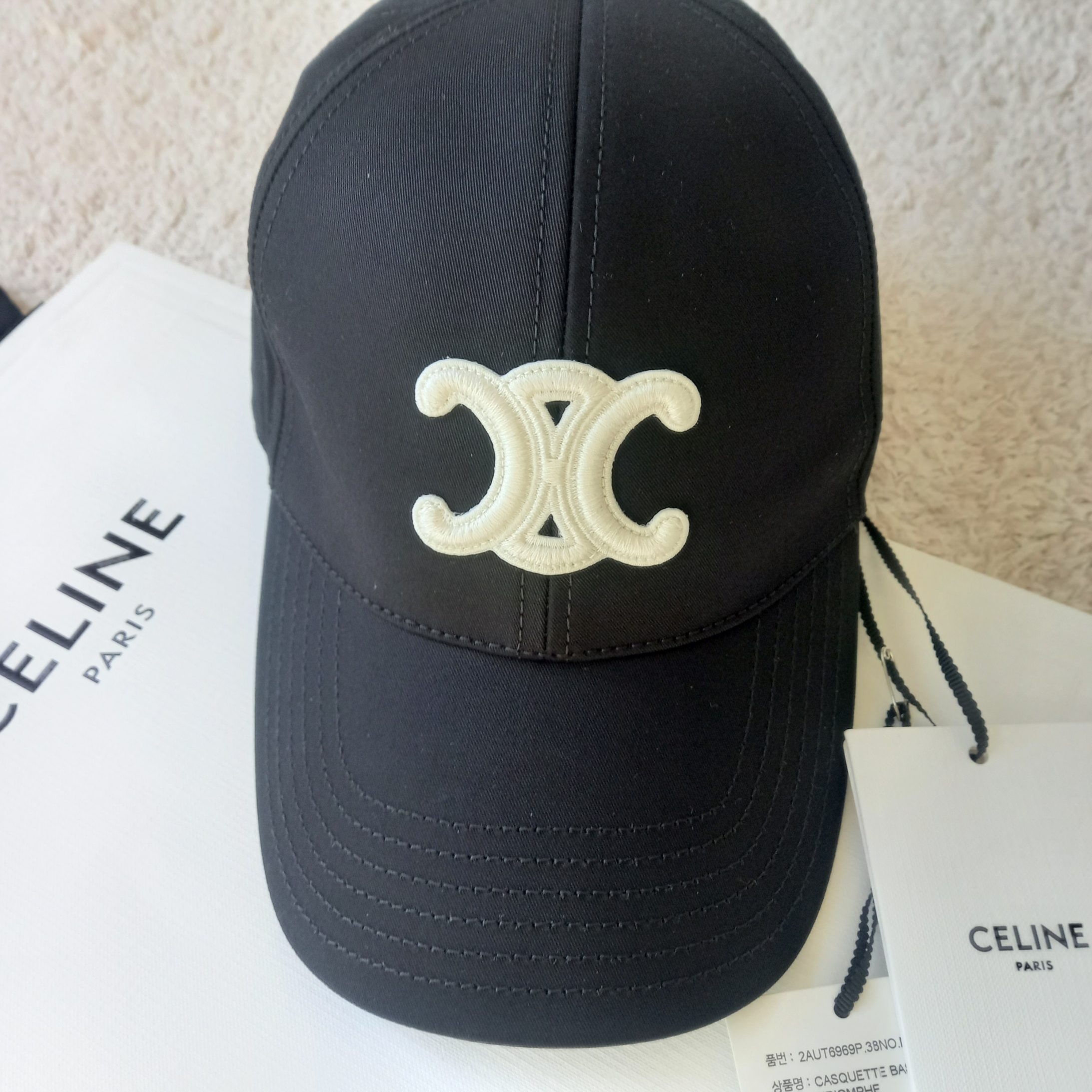 (W) Celine Triomphe Baseball Cap in Cotton Black 착용 스타일 - 3