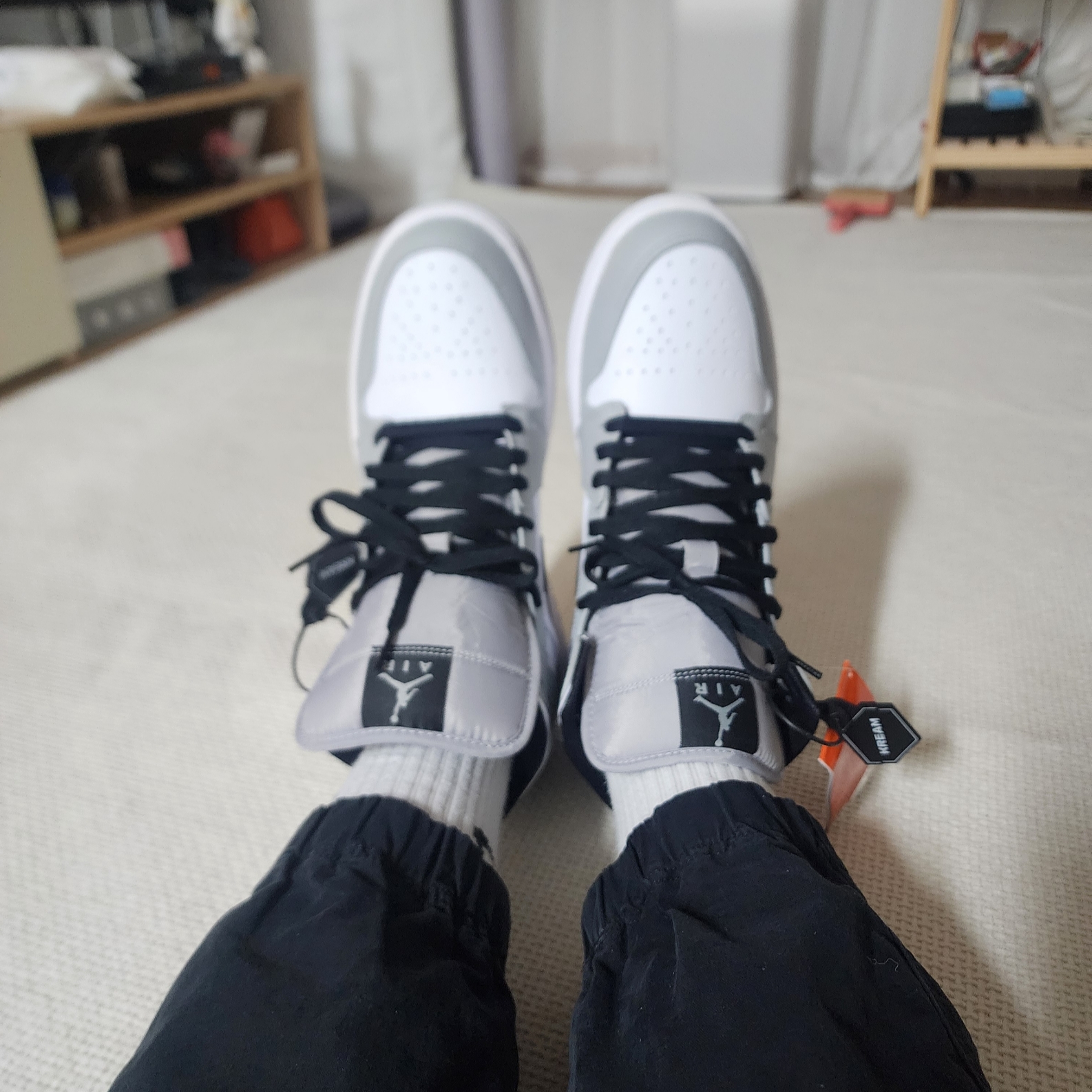 Jordan 1 Mid Light Smoke Grey 착용 스타일 - 2