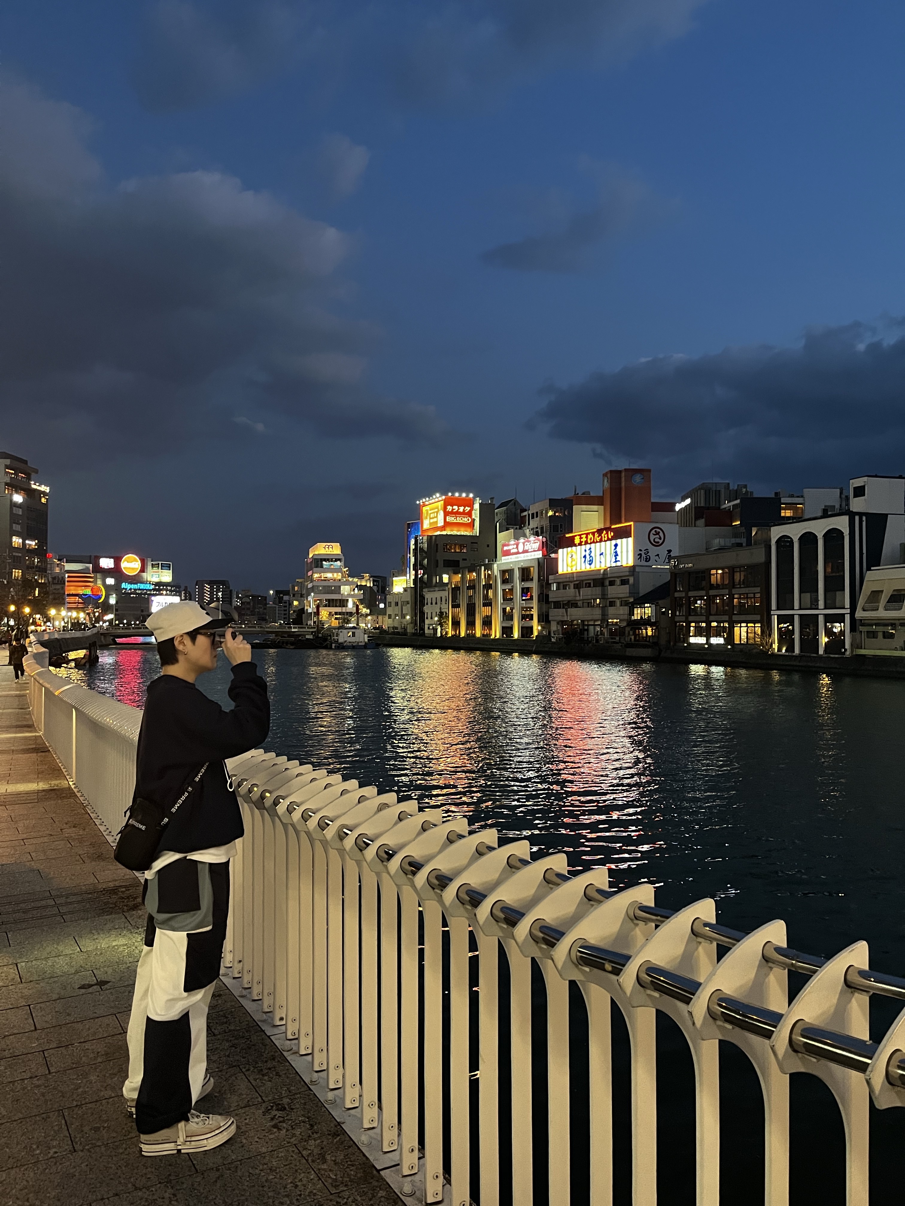 Supreme Shoulder Bag Black - 22FW, Supreme Loose Gauge Beanie Black 착용 스타일 - 3