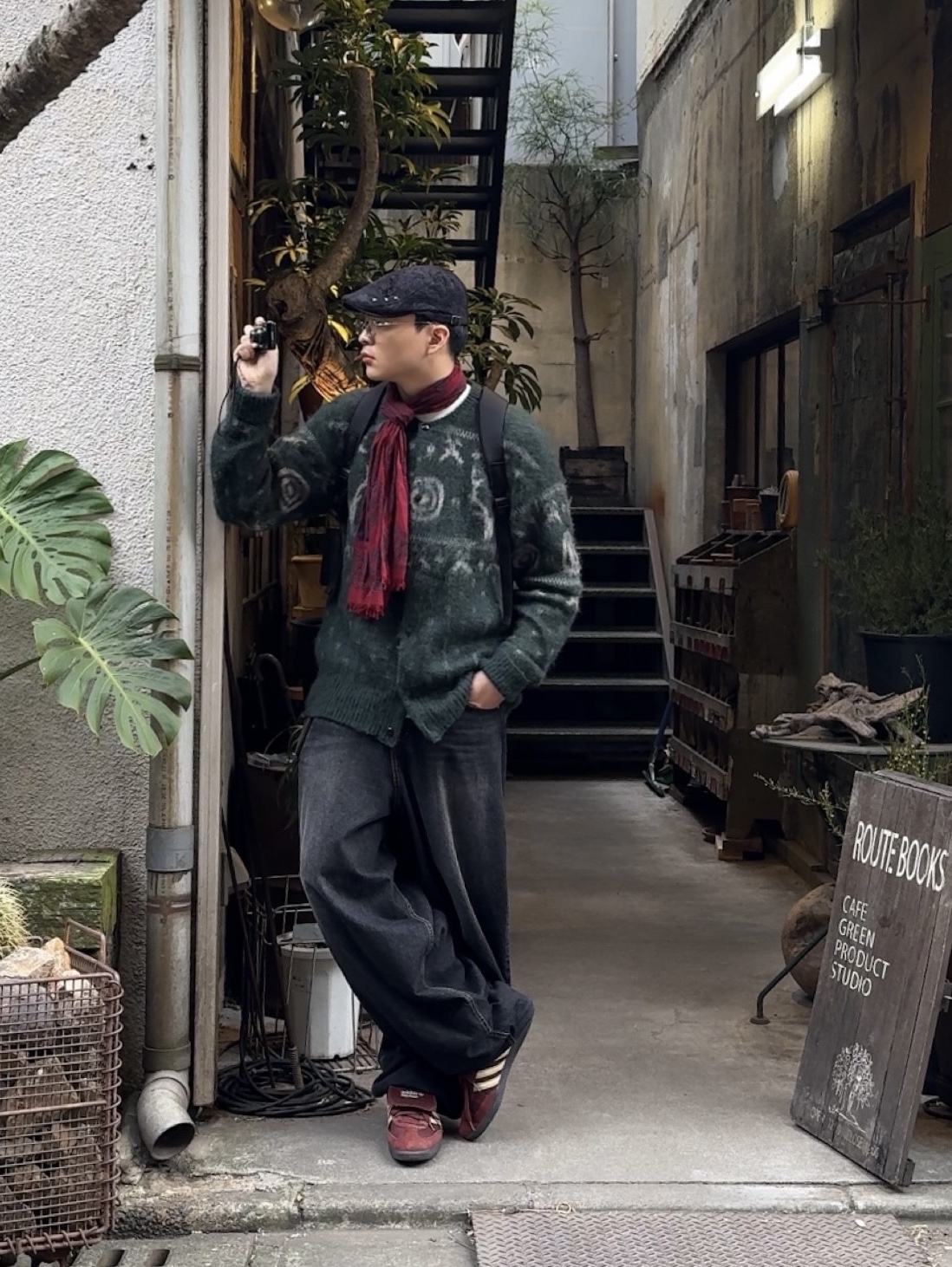 South2 West8 Loose Fit Crew Neck Cardigan S2W8 Nordic Green, Gentle Monster Atomic 02 Silver 착용 스타일 - 3