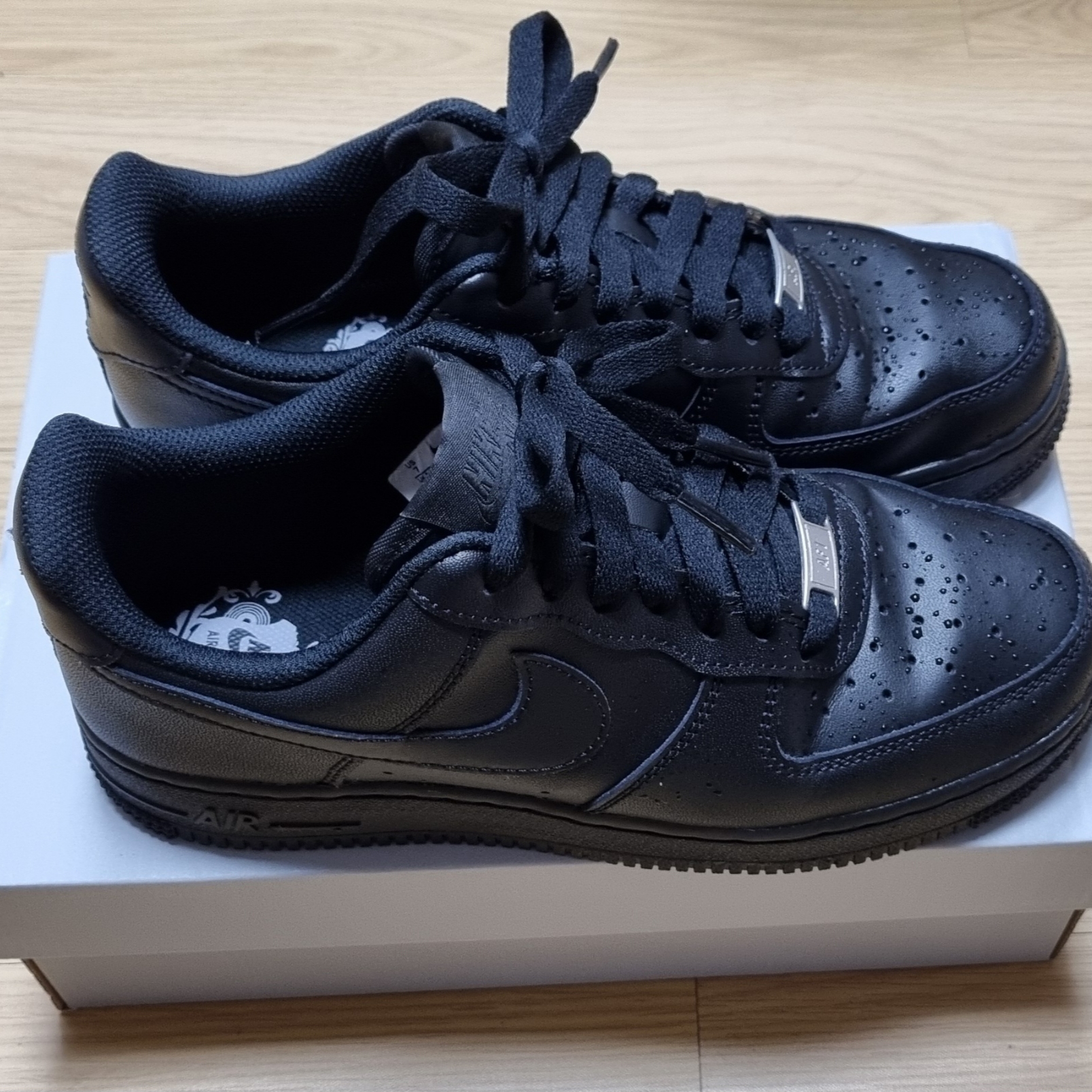 (W) Nike Air Force 1 '07 Low Triple Black 착용 스타일 - 5