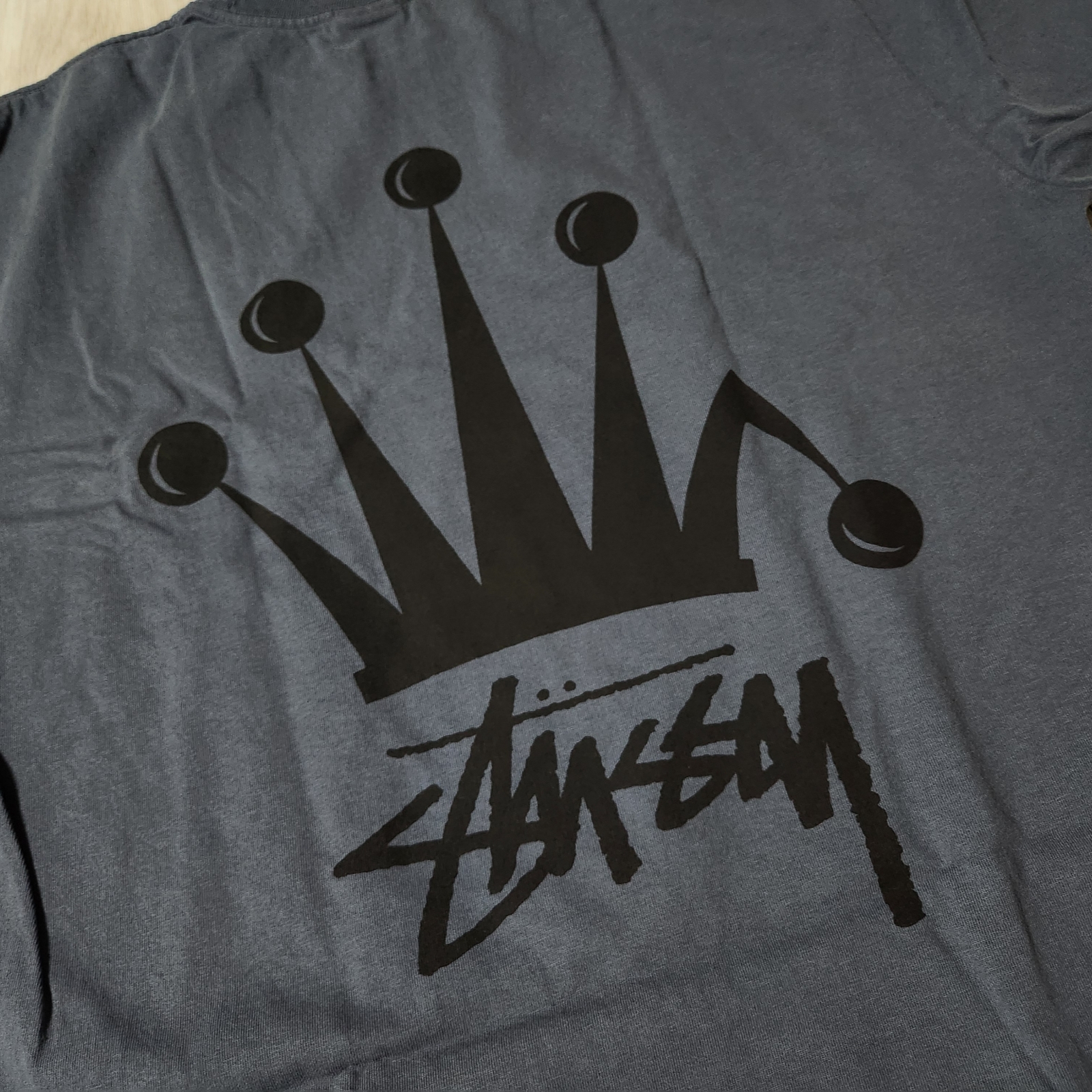 Stussy Regal Crown Pigment Dyed T-Shirt Indigo 착용 스타일