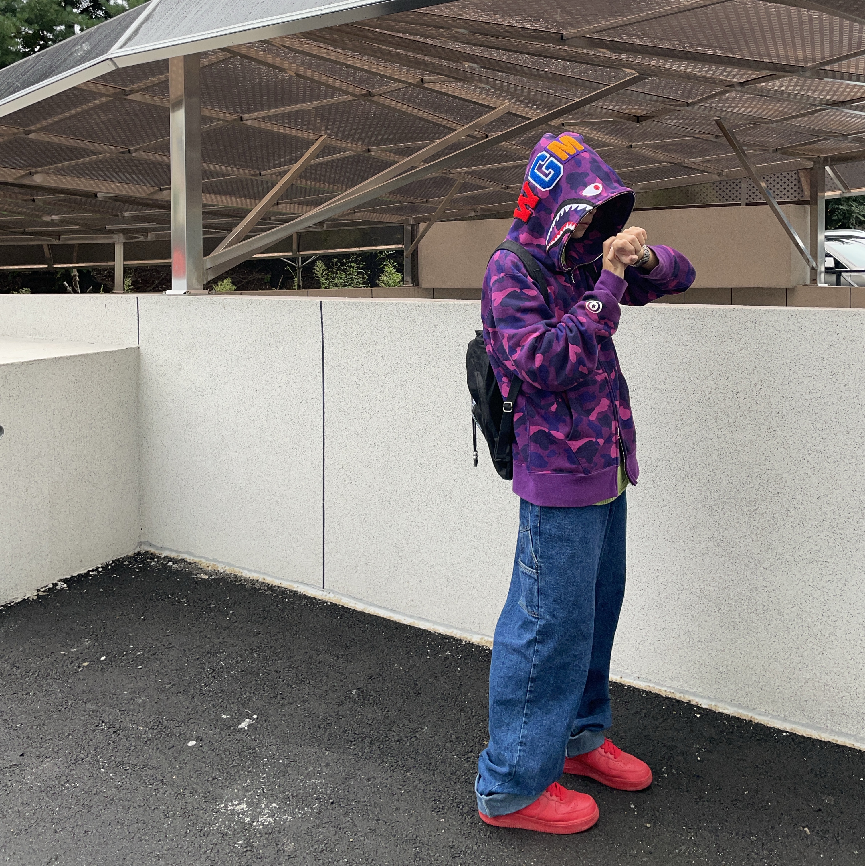 BAPE Color Camo Shark Full Zip Hoodie Purple, Nike Air Force 1 '07 LV8 Low 1 Triple Red 착용 스타일 - 1