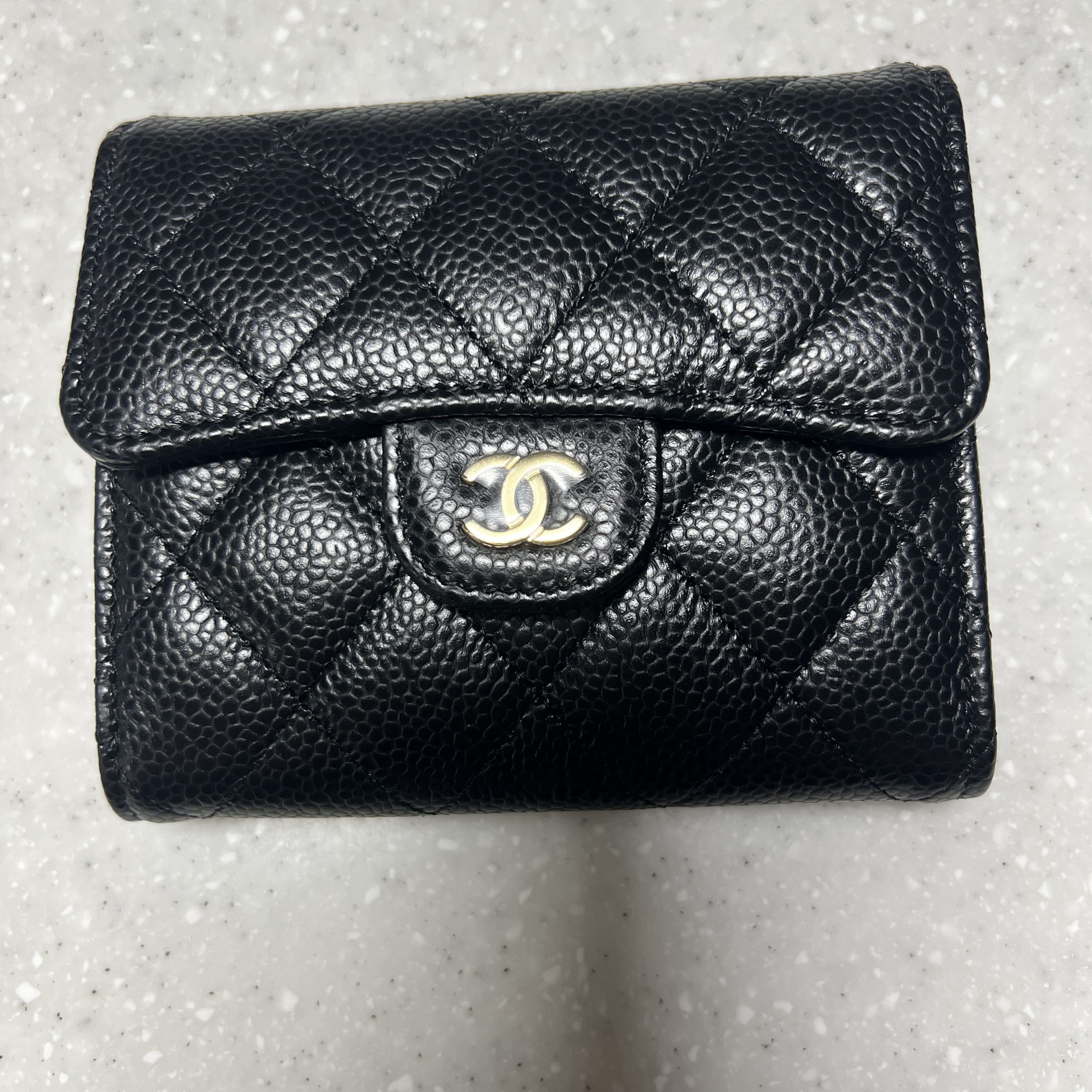 Chanel Small Classic Flap Wallet Grained Calfskin & Gold Black 착용 스타일
