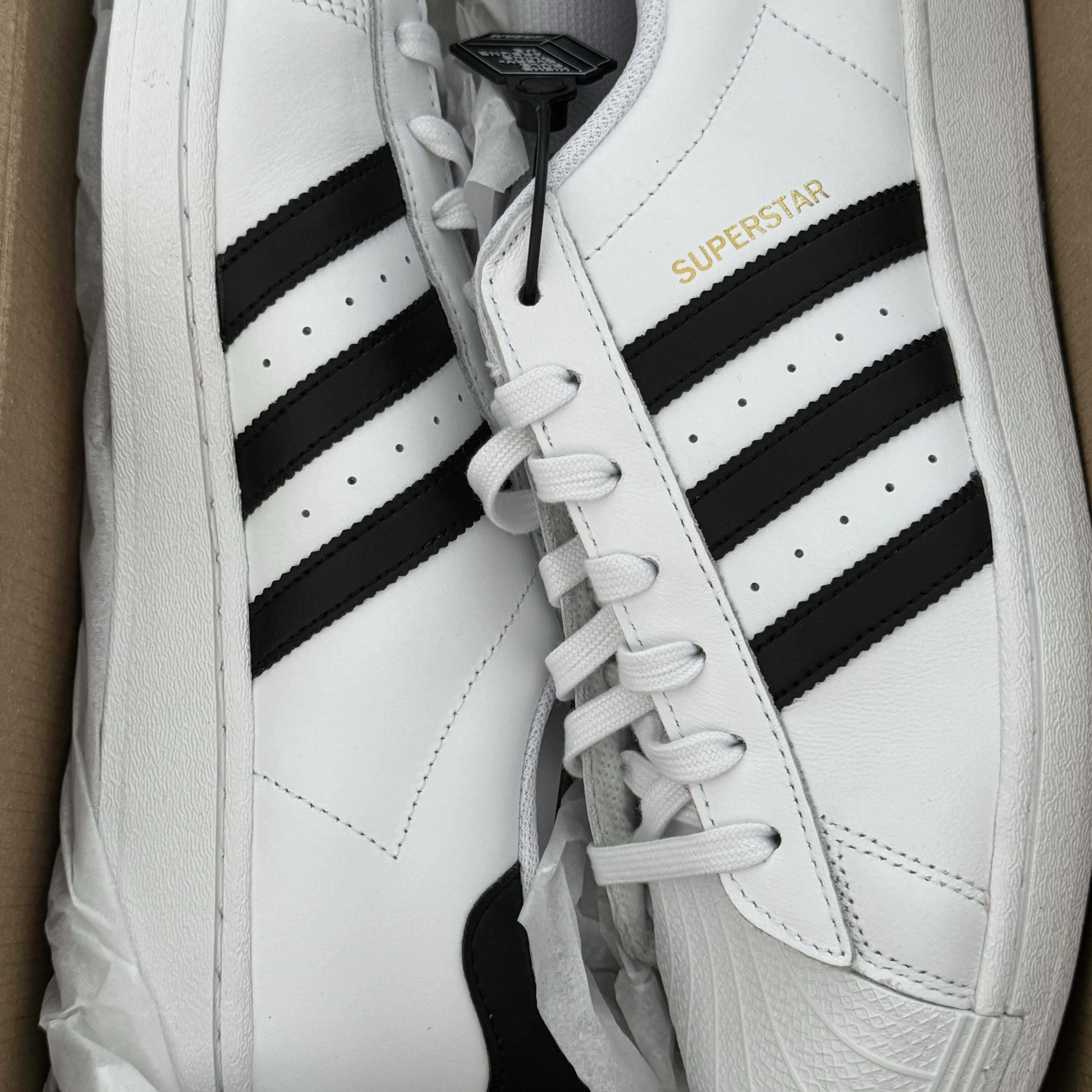 Adidas Superstar White Black 착용 스타일