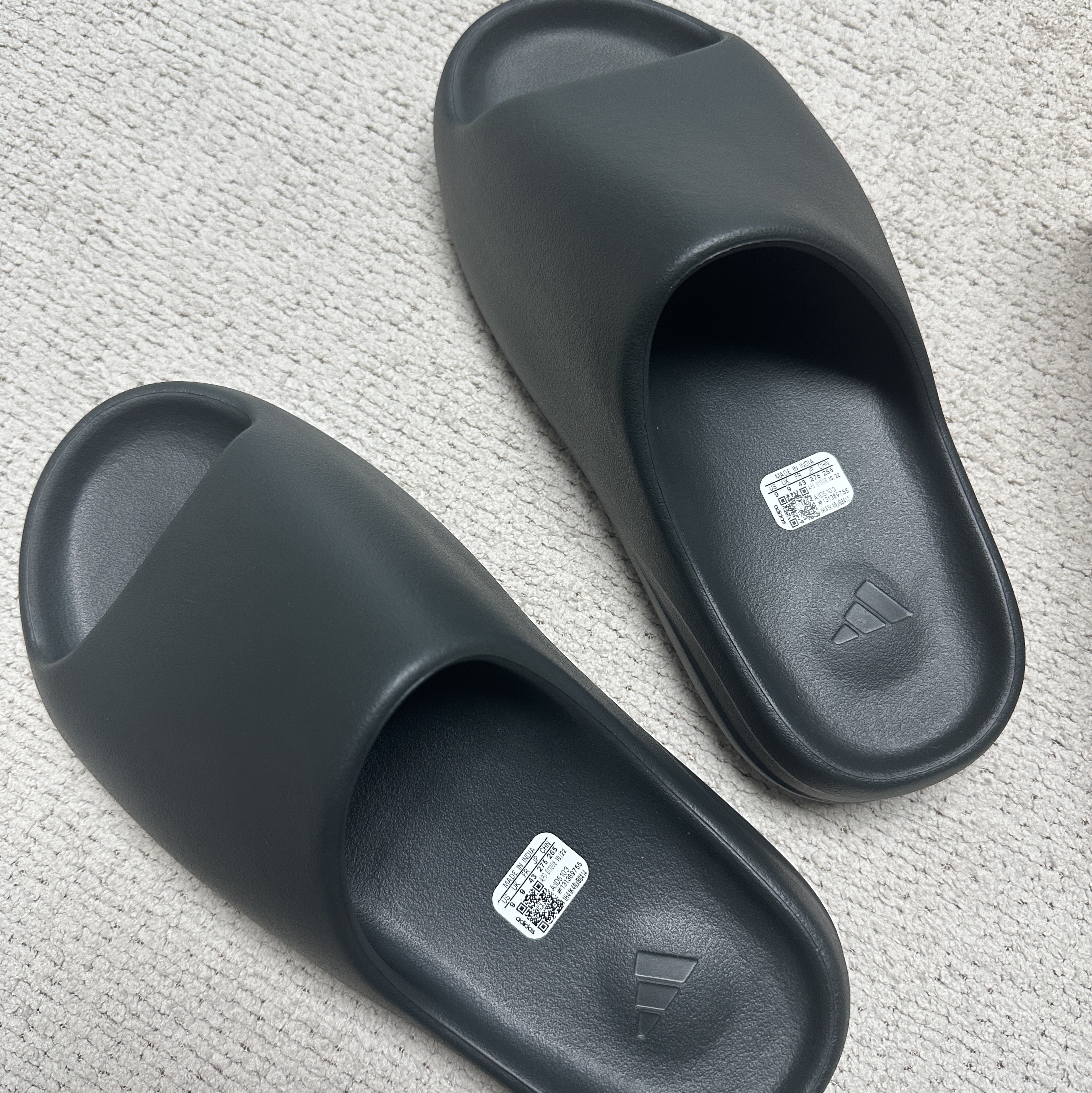 Adidas Yeezy Slide Dark Onyx 2024 착용 스타일