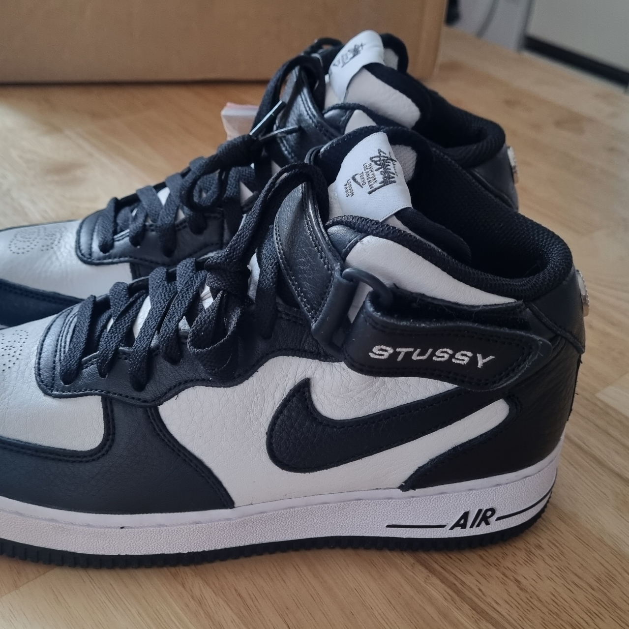 Nike x Stussy Air Force 1 '07 Mid SP Black and Light Bone 착용 스타일 - 3