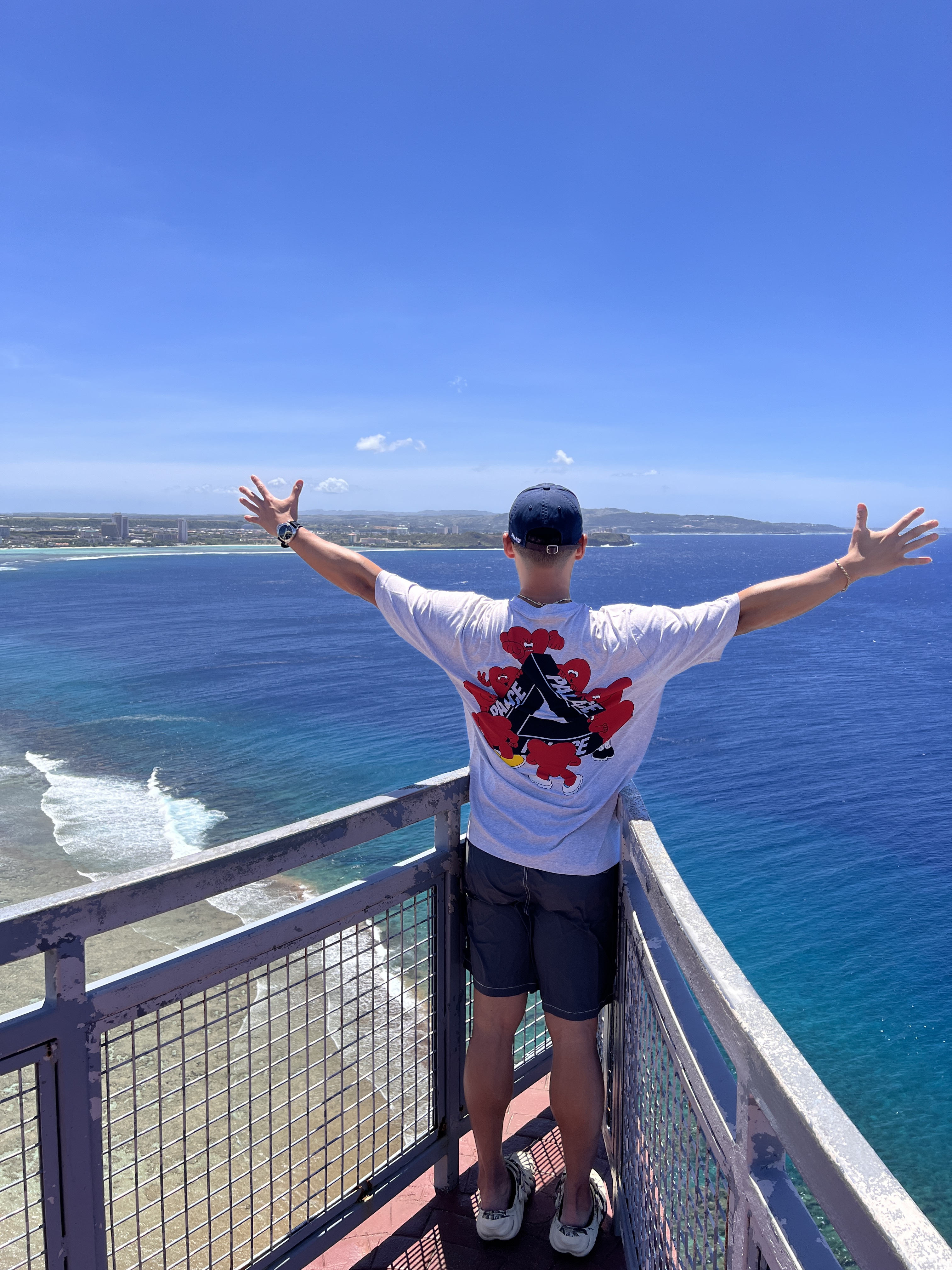 Palace Tri-Hearts T-Shirt Black - 24SS, Palace Tri-Hearts T-Shirt White - 24SS 착용 스타일 - 1