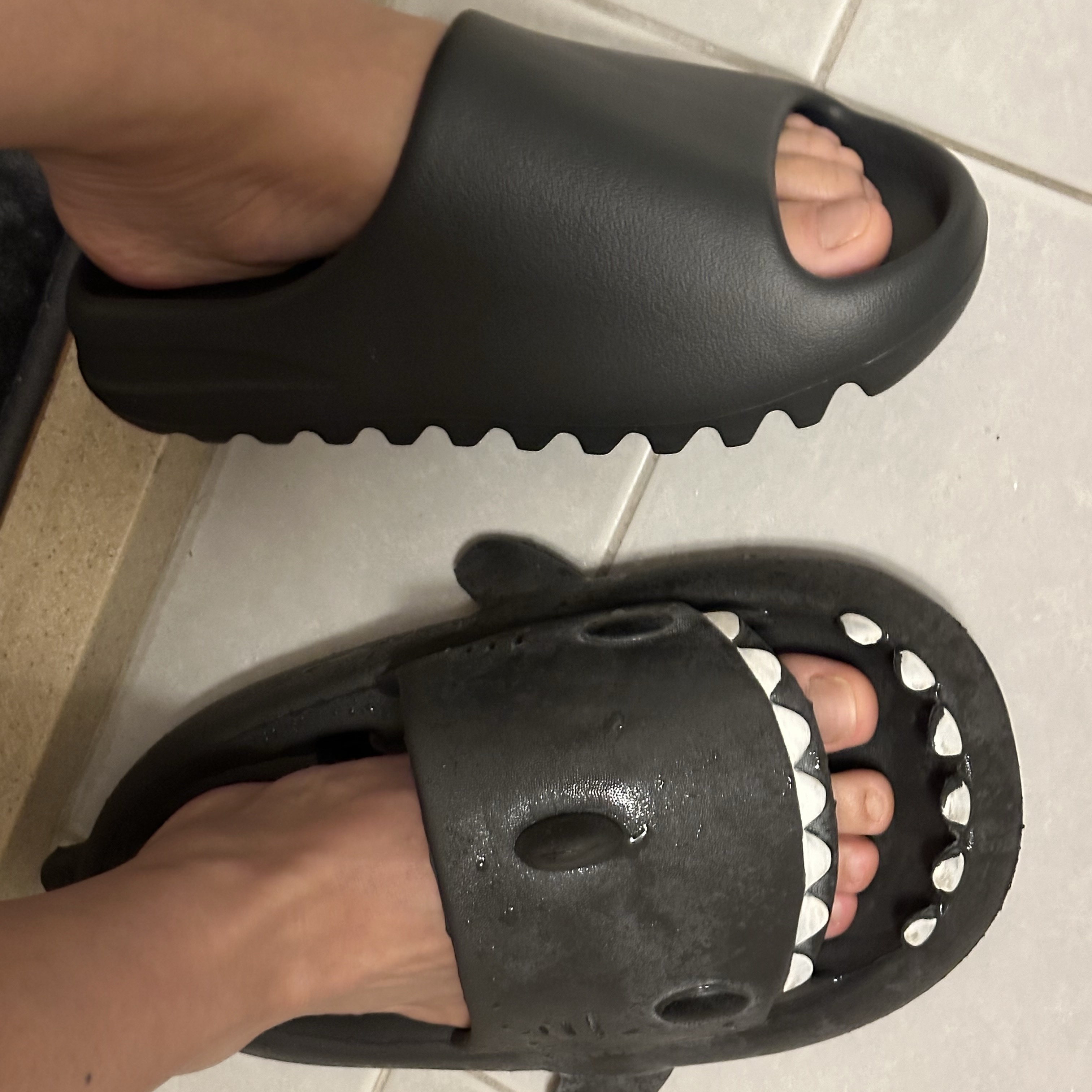 Adidas Yeezy Slide Dark Onyx 2024 착용 스타일 - 3