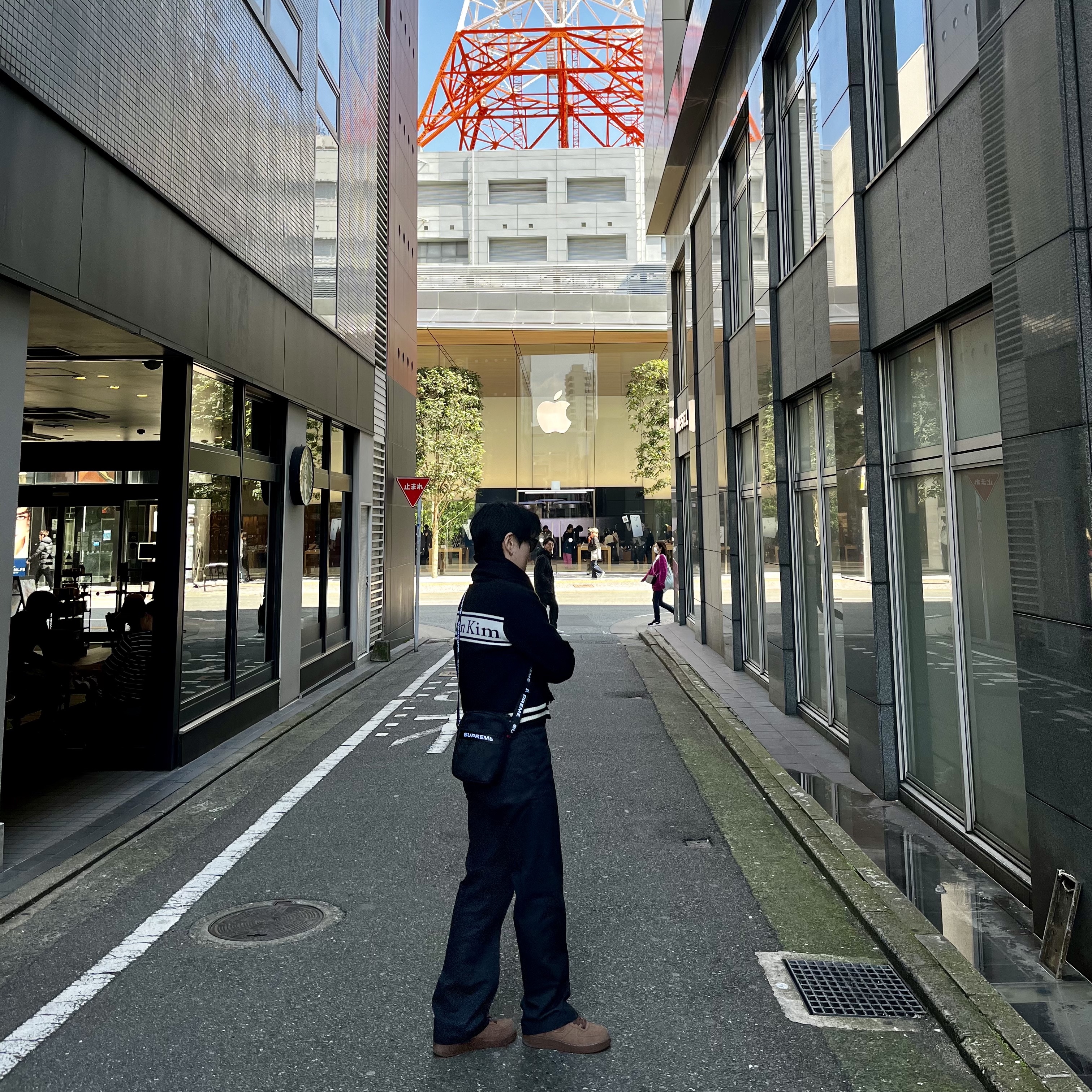 (W) Nike Air Force 1 '07 Cacao Wow, Supreme Shoulder Bag Black - 22FW 착용 스타일