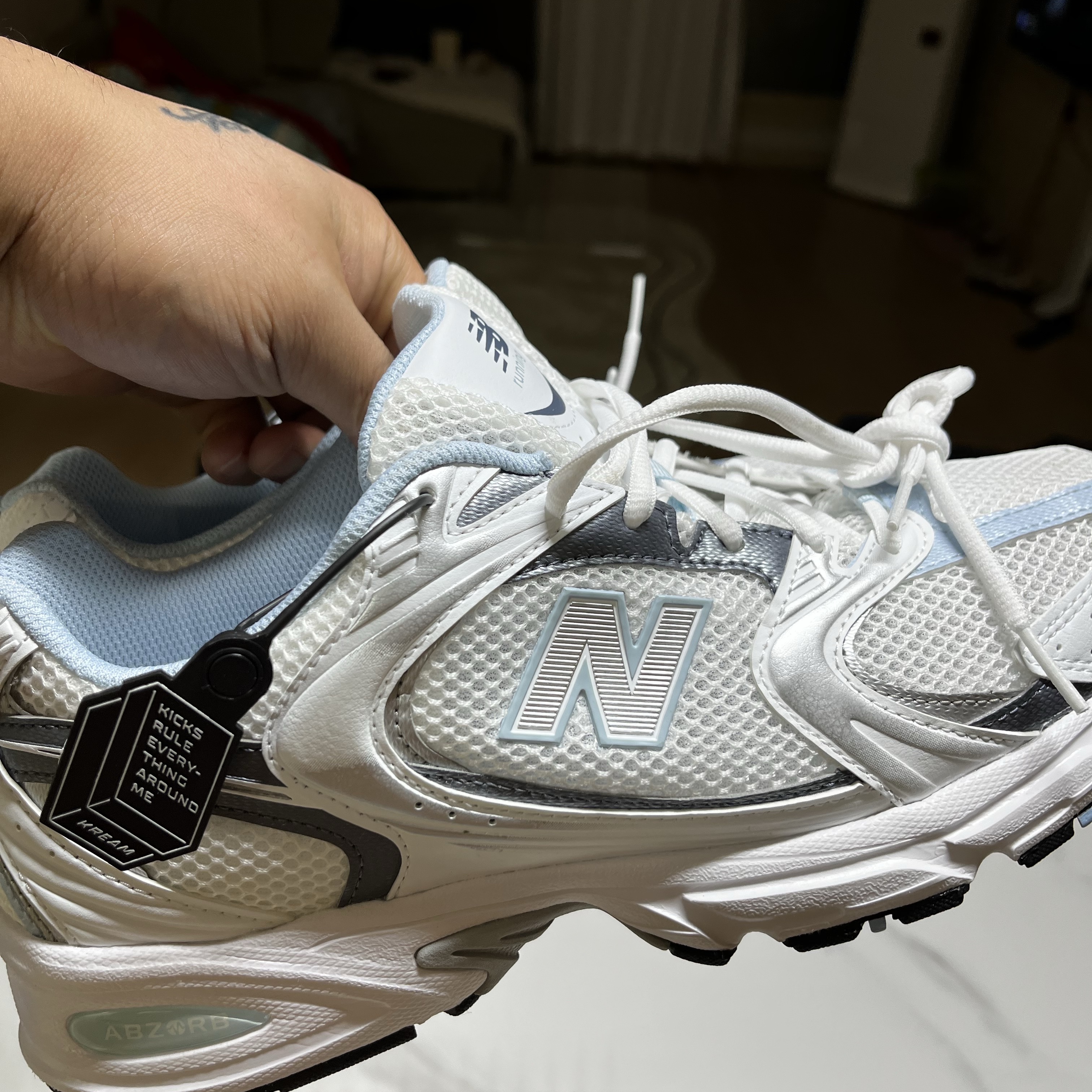 New Balance 530 White Dark Arctic Grey 착용 스타일