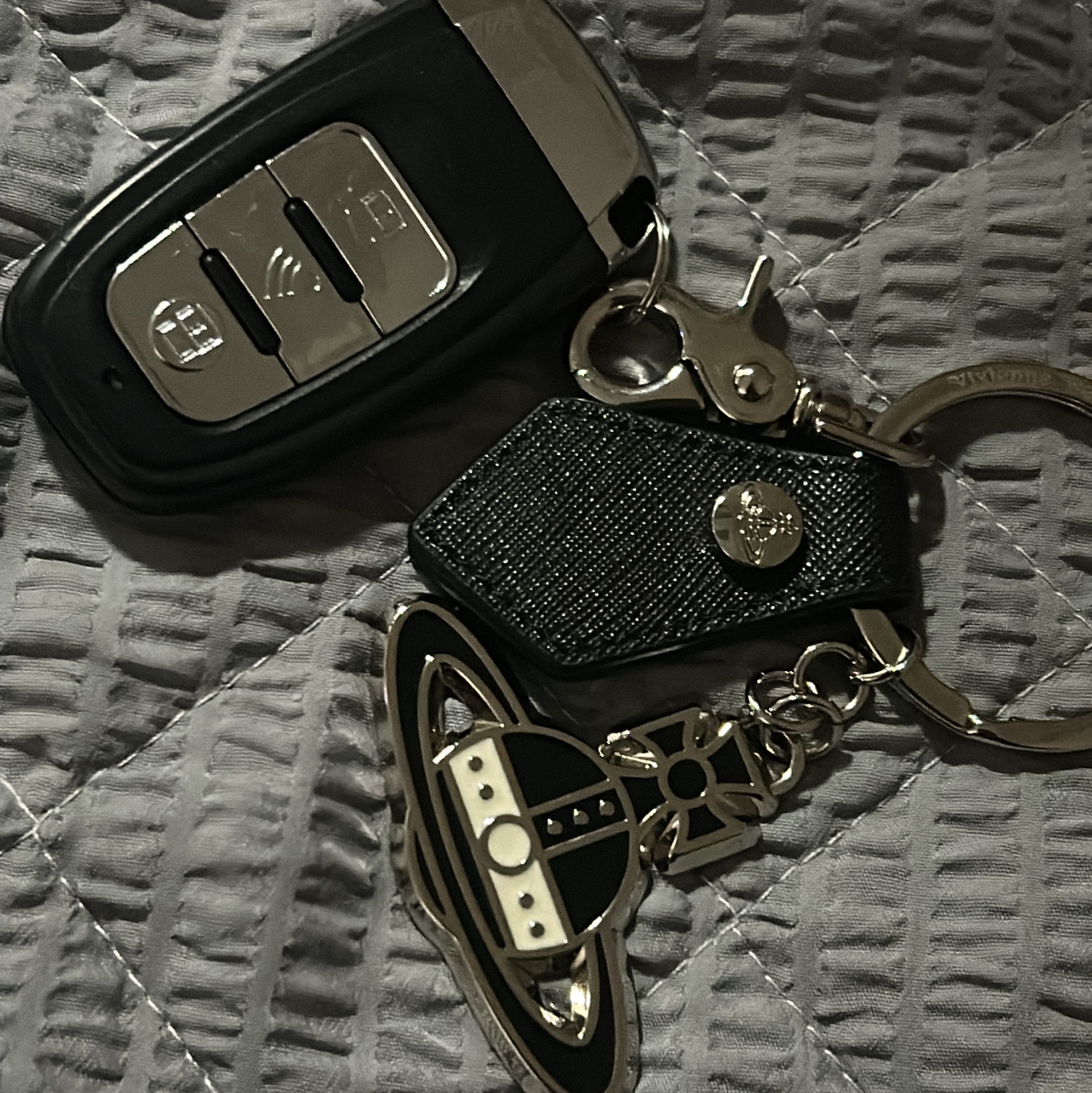 Vivienne Westwood Saffiano Black and White Keyring Black 착용 스타일