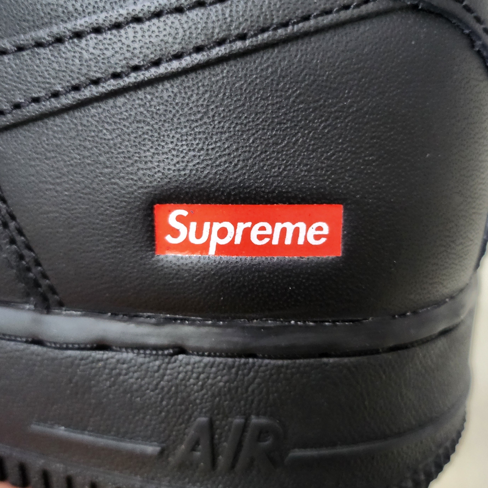 Nike x Supreme Air Force 1 Low Black 착용 스타일 - 3